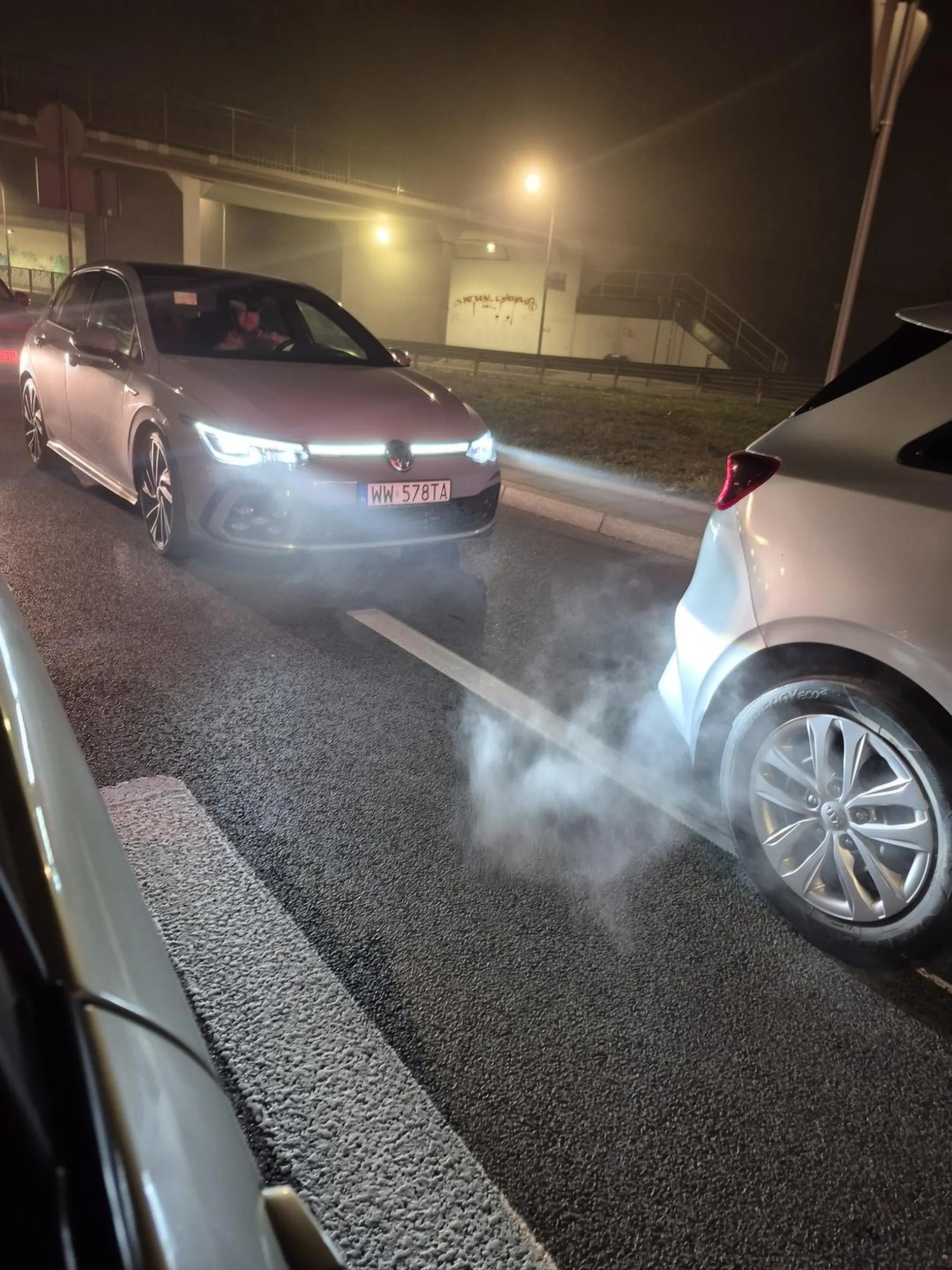 Prawdziwy k*utas drogowy, który wyprzedza i gwałtownie hamuje, natomiast kiedy do niego wyjdziesz to mocny tylko w gębie) taki oto szeryf, nie facet a zwykła p*izda.