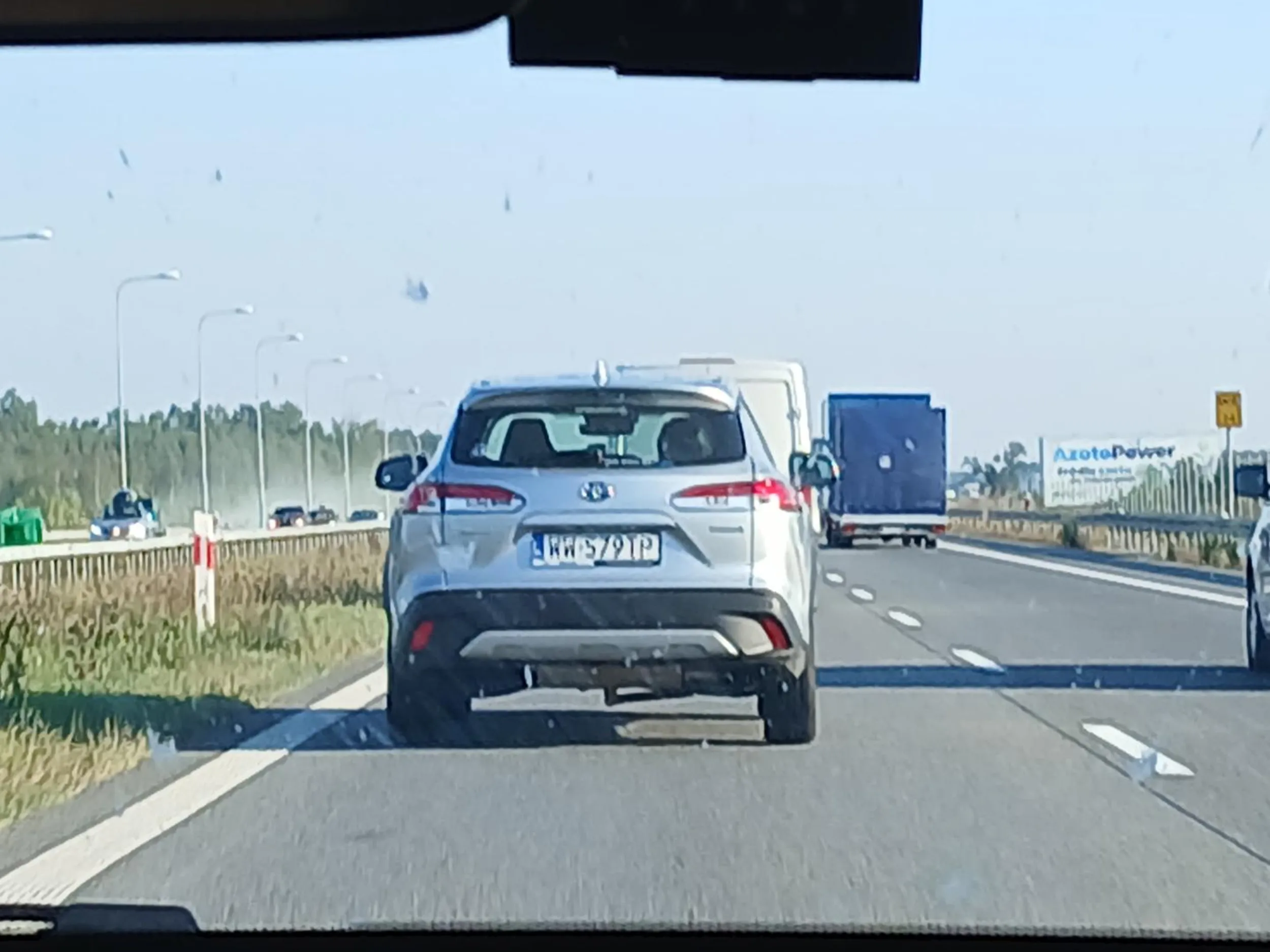 Nie pozdrawiam pani która na autostradzie jeździ cały czas lewym i nie wpuszcza