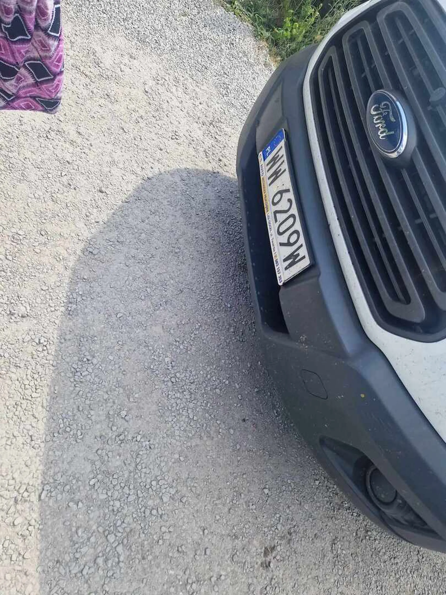 Auto należy do firmy Macro , kierowca zastawił prywatne miejsce parkingowe . Kiedy wrócił właściciel ( matka i dwójka małych dzieci ) poprosiła o przeparkowanie kierowca ( bezzębny Szczena z wygladu ) nawet nie zaszczycił odpowiedzią i tylko machnięciem ręką jakby oganiał się od much. W dupie miał dzieci siedzące w aucie na  słońcu . Szlachcic miał dostawę do pizzeri i klękajcie narody. 30 minut auto z włączonym silnikiem. Zakończył dostawę i jeszcze po złości stanął w poprzek drogi i bawił się telefonem . Szczyt chamstwa , tępoty i prymitywu w jednej osobie . Na koniec najechał na osobę stojącą na wyjeździe.