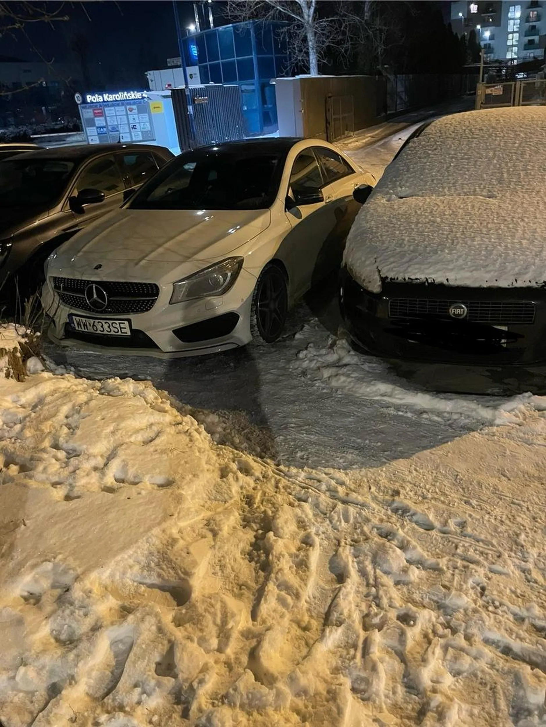 Parkuje na chodniku. Nie można przejść. Trzeba obchodzić za drzewem. Prawko znalezione w czipsach.