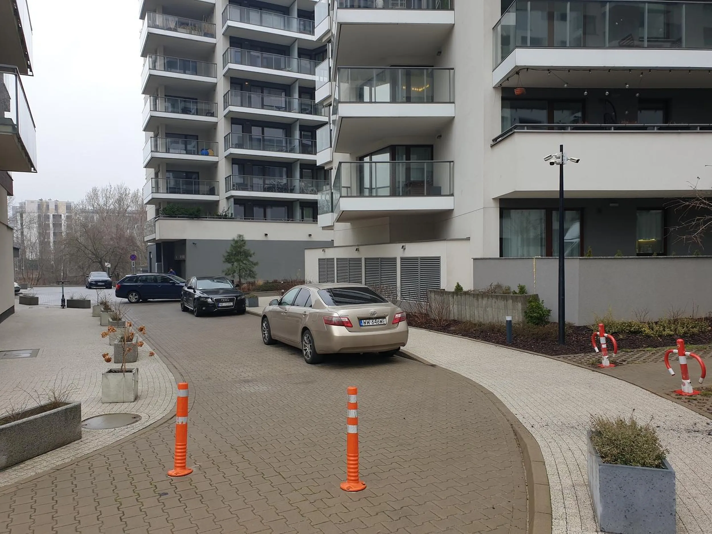 Gruz się wywozi na pszok, a nie parkuje na krzywy ryj na drodze p.poż.