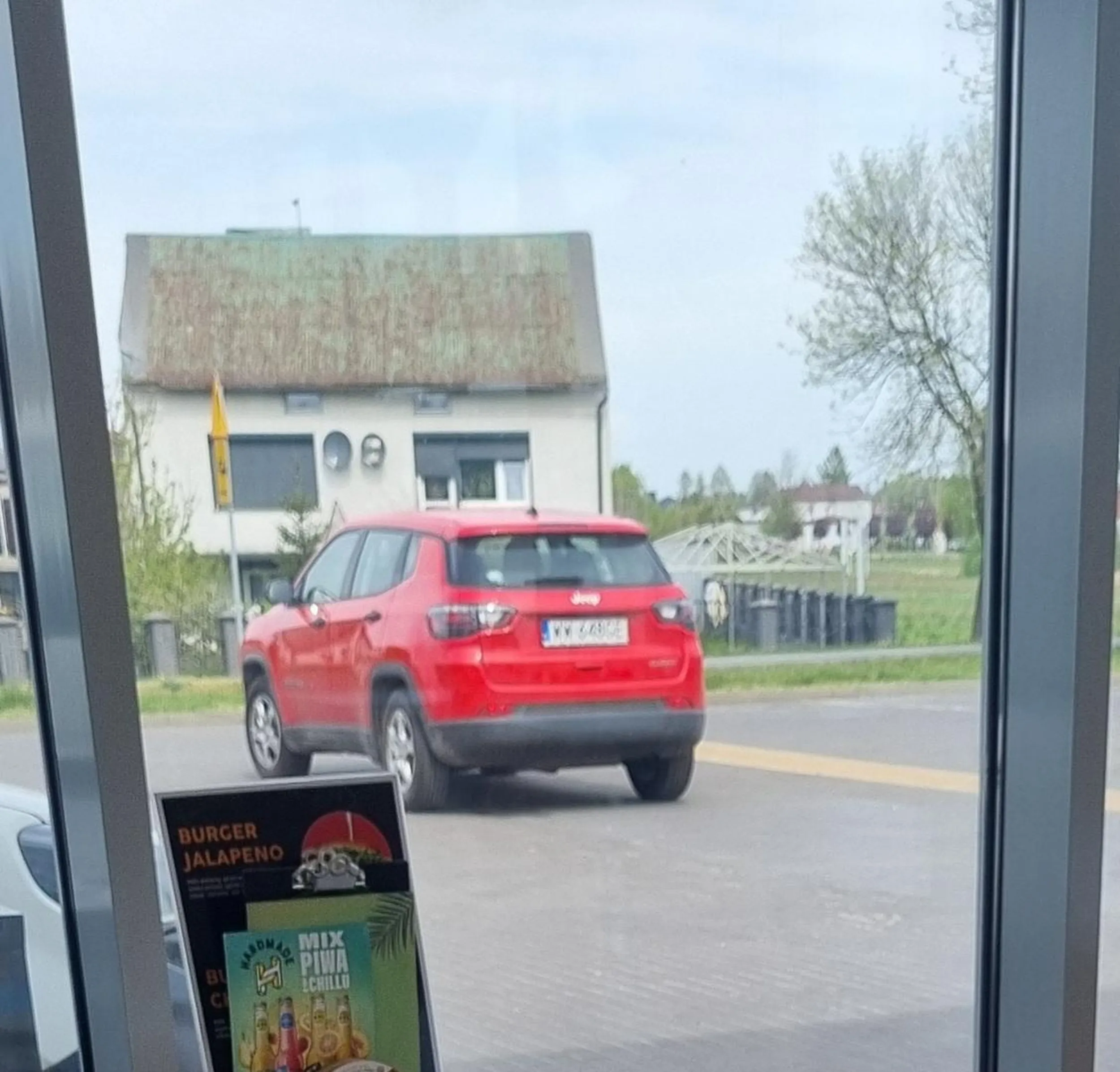 Nie umie parkowac, stanął na srodku przejazdu zamiast zaparkowac na parkingu