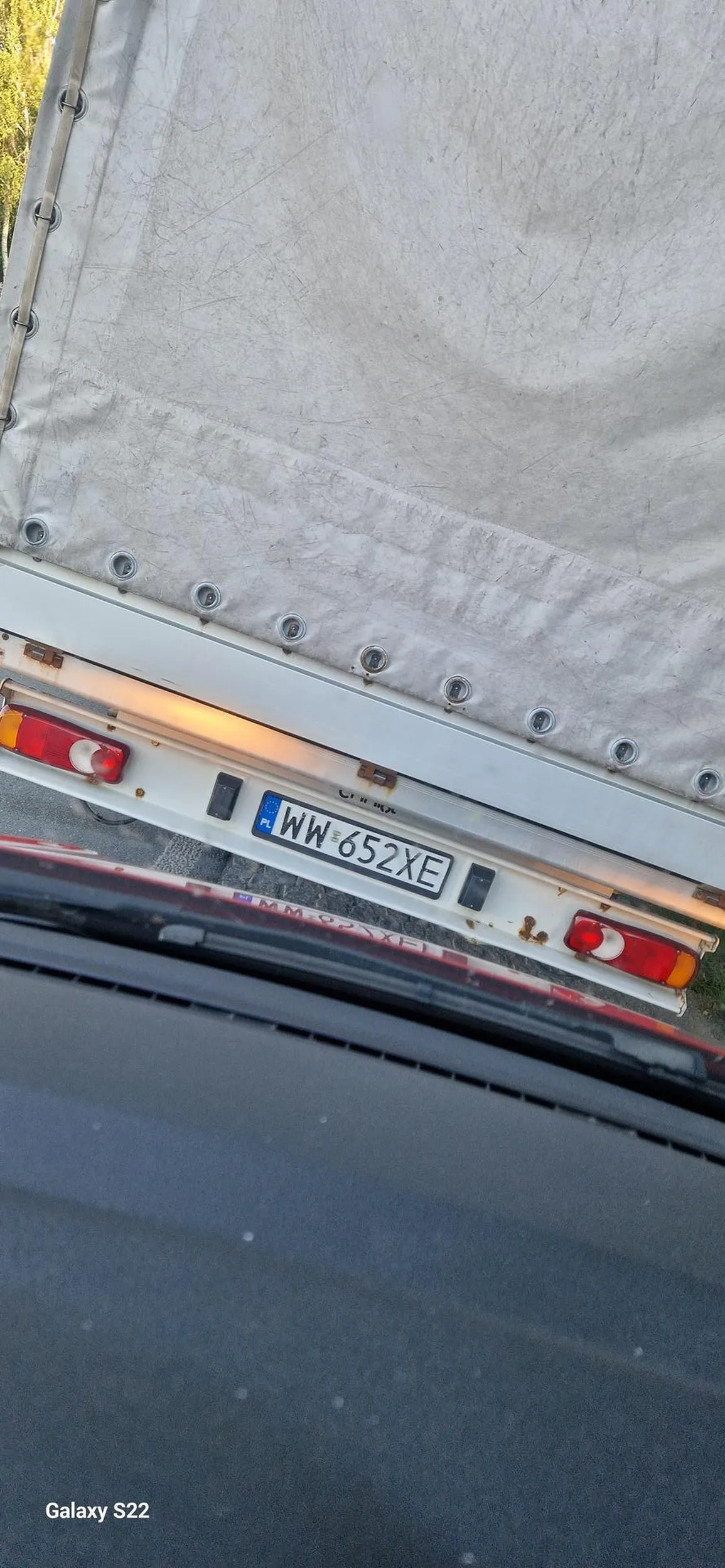 Dnia 20lipiec w godzinach porannych kierowca busa spychał z drogi dwukierunkowej oraz wychodził na niedopuszczalne czołówki inne samochodu uciekały rowem po zawrotce gość tłumaczył się że się spieszy do rodziny a taka jazda to on wiele rodzin może pozbawić swoich bliskich