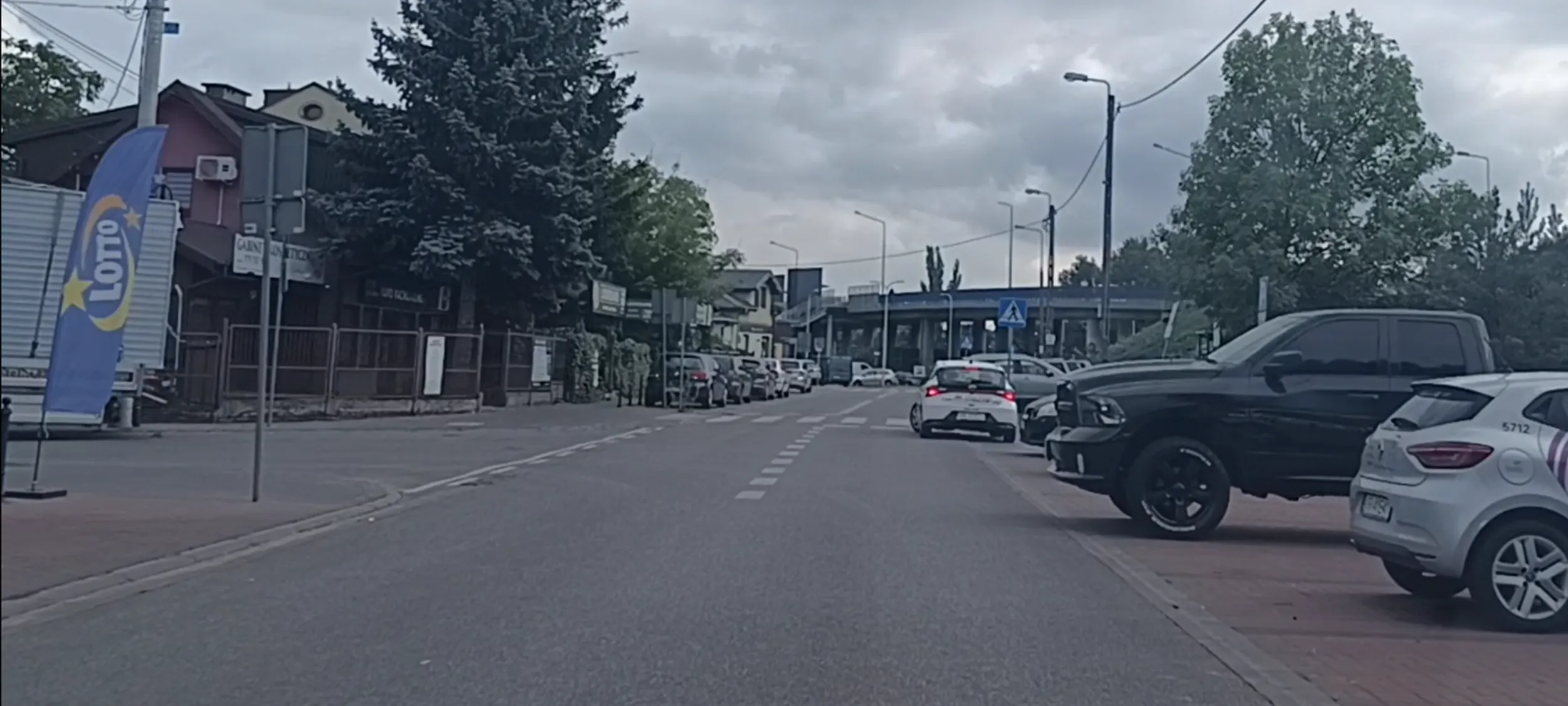 Paris parkuje jak ...UJ przed przejściem dla pieszych