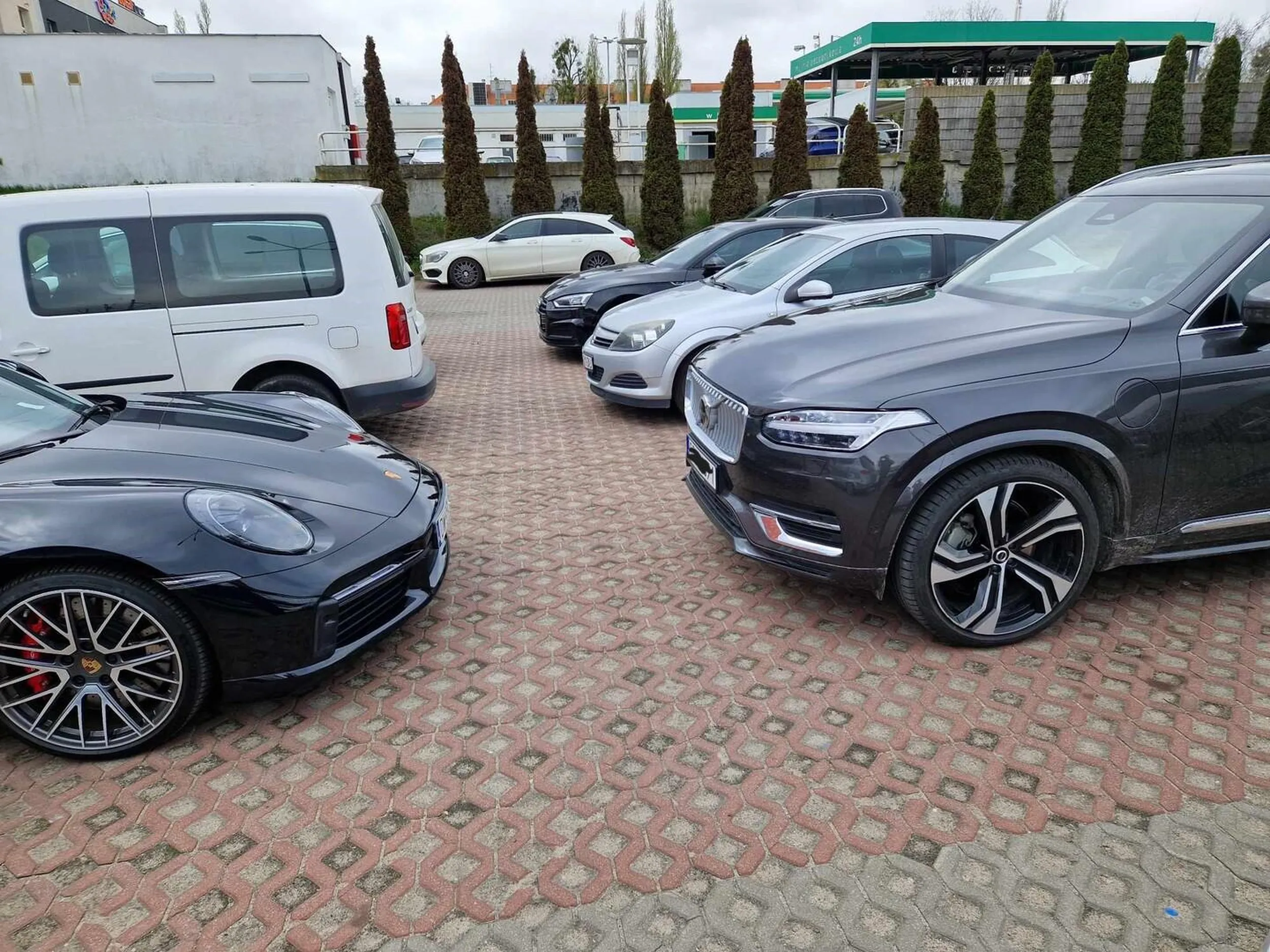 Gratuluję braku używania mózgu i wygrania prawa jazdy w chipsach. Cały parking prawie pusty, ale trzeba zaparkować w trzecim rzędzie i zablokować inny samochód.