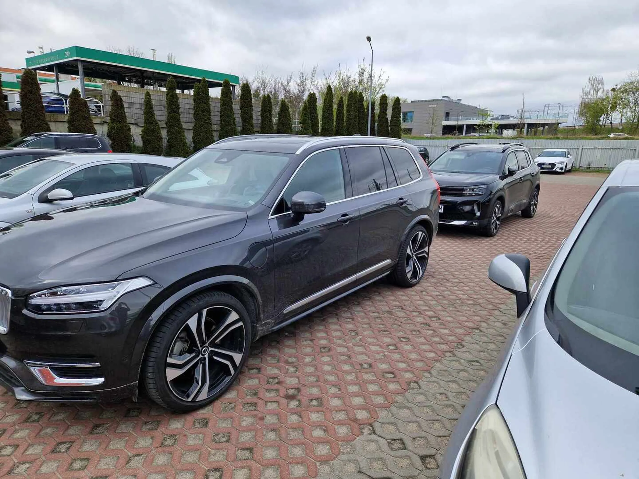 Gratuluję braku używania mózgu i wygrania prawa jazdy w chipsach. Cały parking prawie pusty, ale trzeba zaparkować w trzecim rzędzie i zablokować inny samochód.