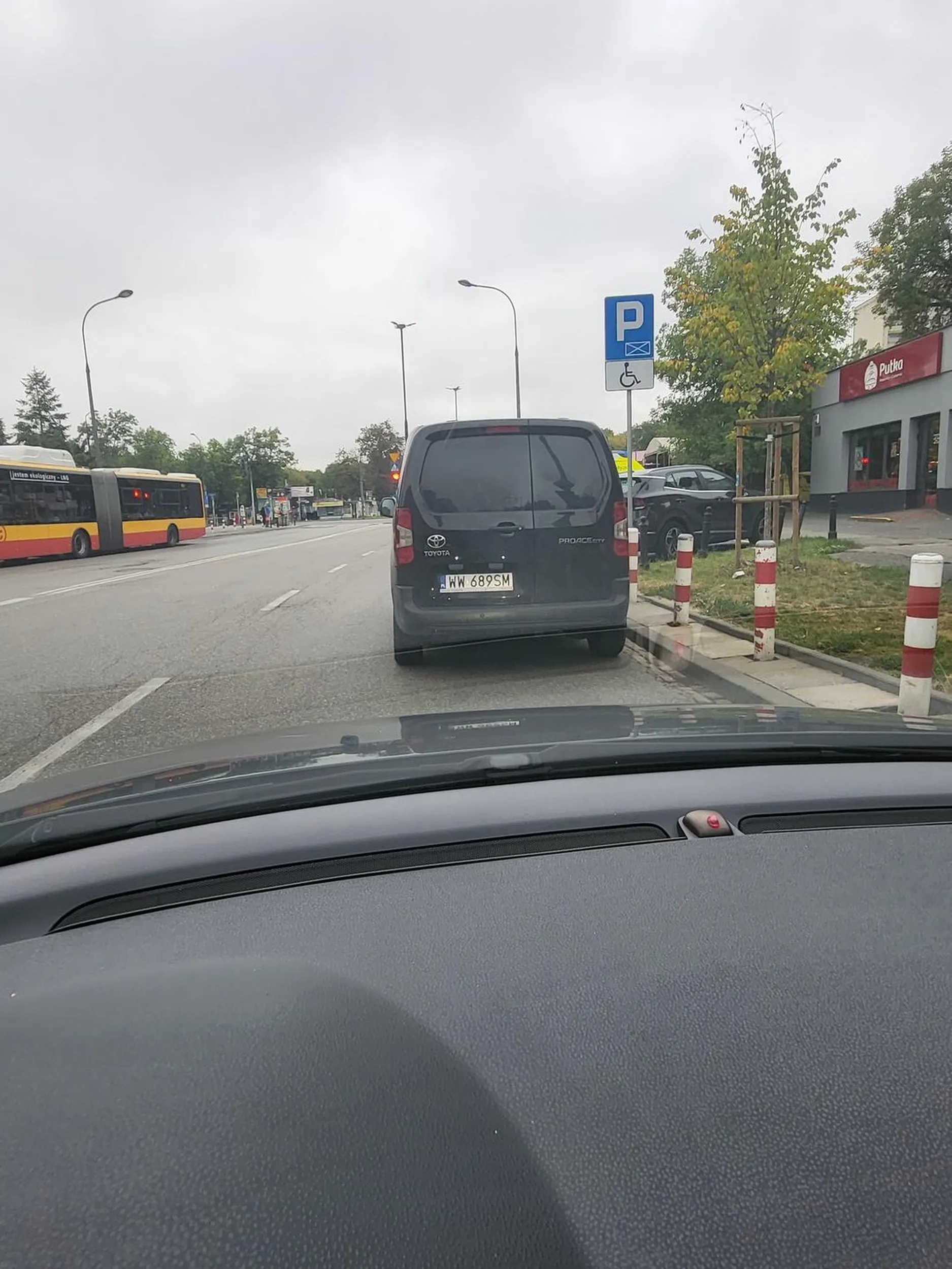 Za to stanie na środku pasa i tamowanie ruchu drogowego to powinni ci prawko zabrać