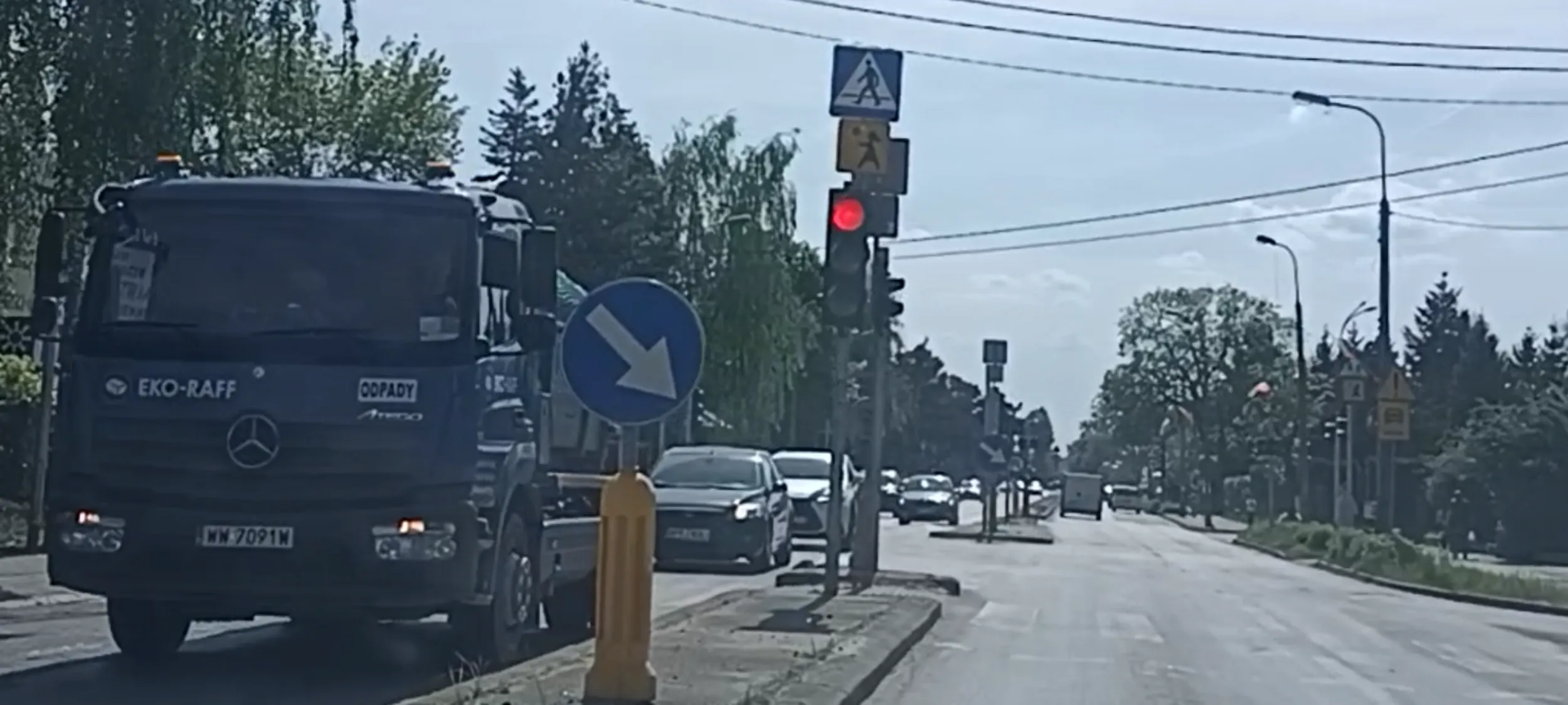 Przejazd przez skrzyżowanie na czerwonym sygnalizatorze świetlnym