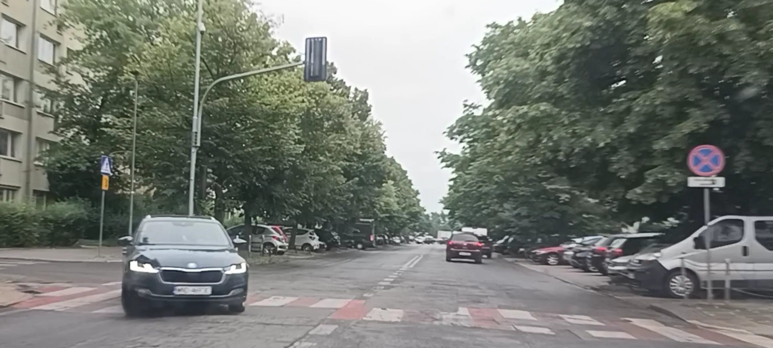 Prostak zaparkował sobie na ulicy gdzie jest zakaz zatrzymywania się i postoju s do tego pod prąd i stwarza zagrożenie blokując widoczność kierowcom samochodów wyjeżdżających z zatok parkingowych