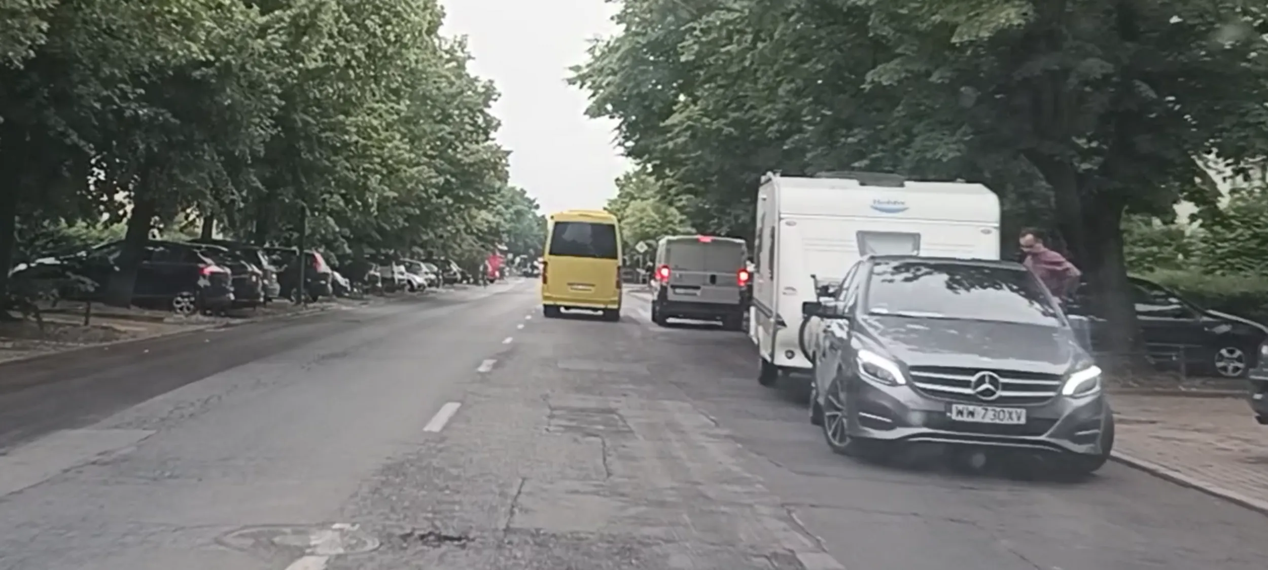 Prostak zaparkował sobie na ulicy gdzie jest zakaz zatrzymywania się i postoju s do tego pod prąd i stwarza zagrożenie blokując widoczność kierowcom samochodów wyjeżdżających z zatok parkingowych