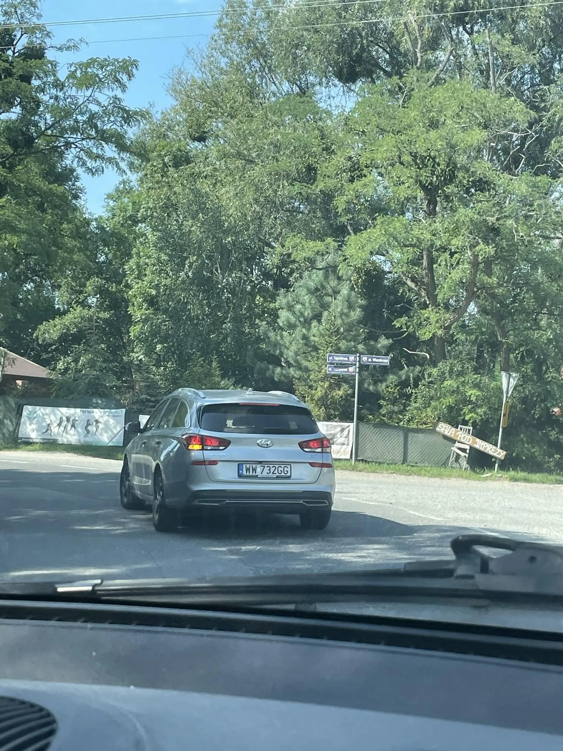 Kierowca turbo nieodpowiedzialny jedzie 100 gdzie jest ograniczenie do 50 prawie powodując czołówkę wyprzedzając