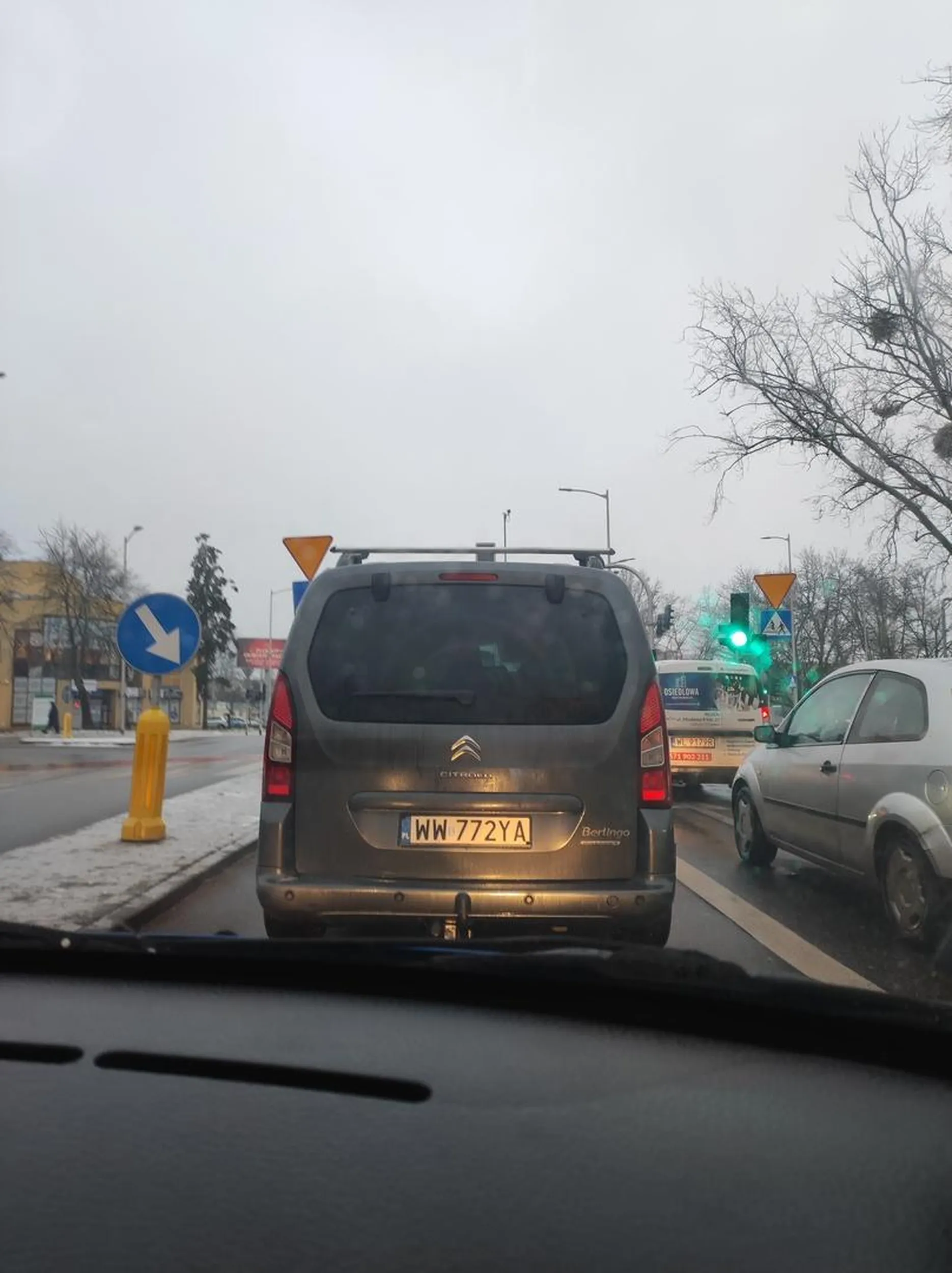 Zarysował auto wyjeżdżając z drogi podporządkowanej, a później uciekł udając że nic nie zrobił!