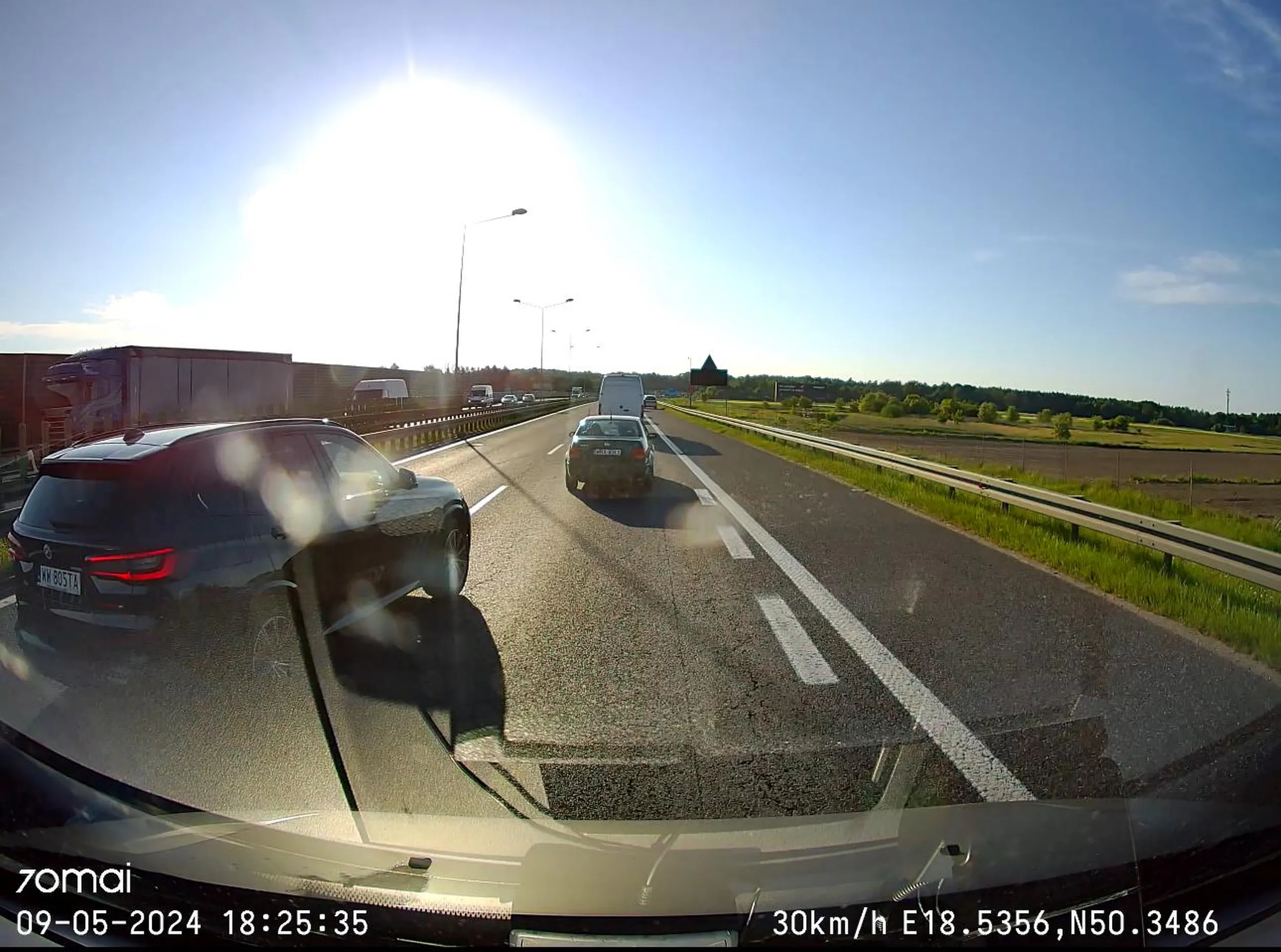 Kolejna bezmózga ameba umysłowa OCZYWIŚCIE W BMW, która z racji znalezienia prawa jezdny w chipsach nie zna zasady jazdy na suwak. Na dodatek jeździ na obszarze wyłączonym z ruchu z powodu robót drogowych