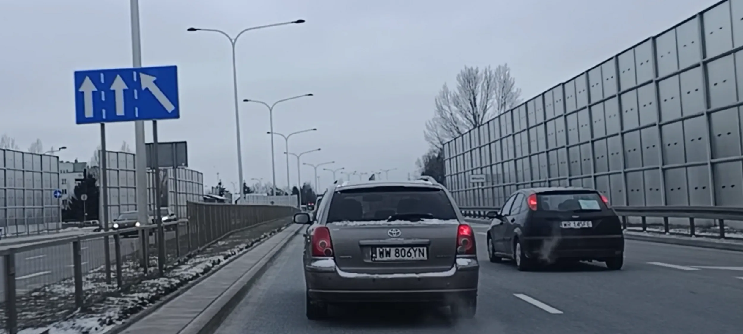 Ej, potrzebujesz wymiany żarówki w tylnej lampie.