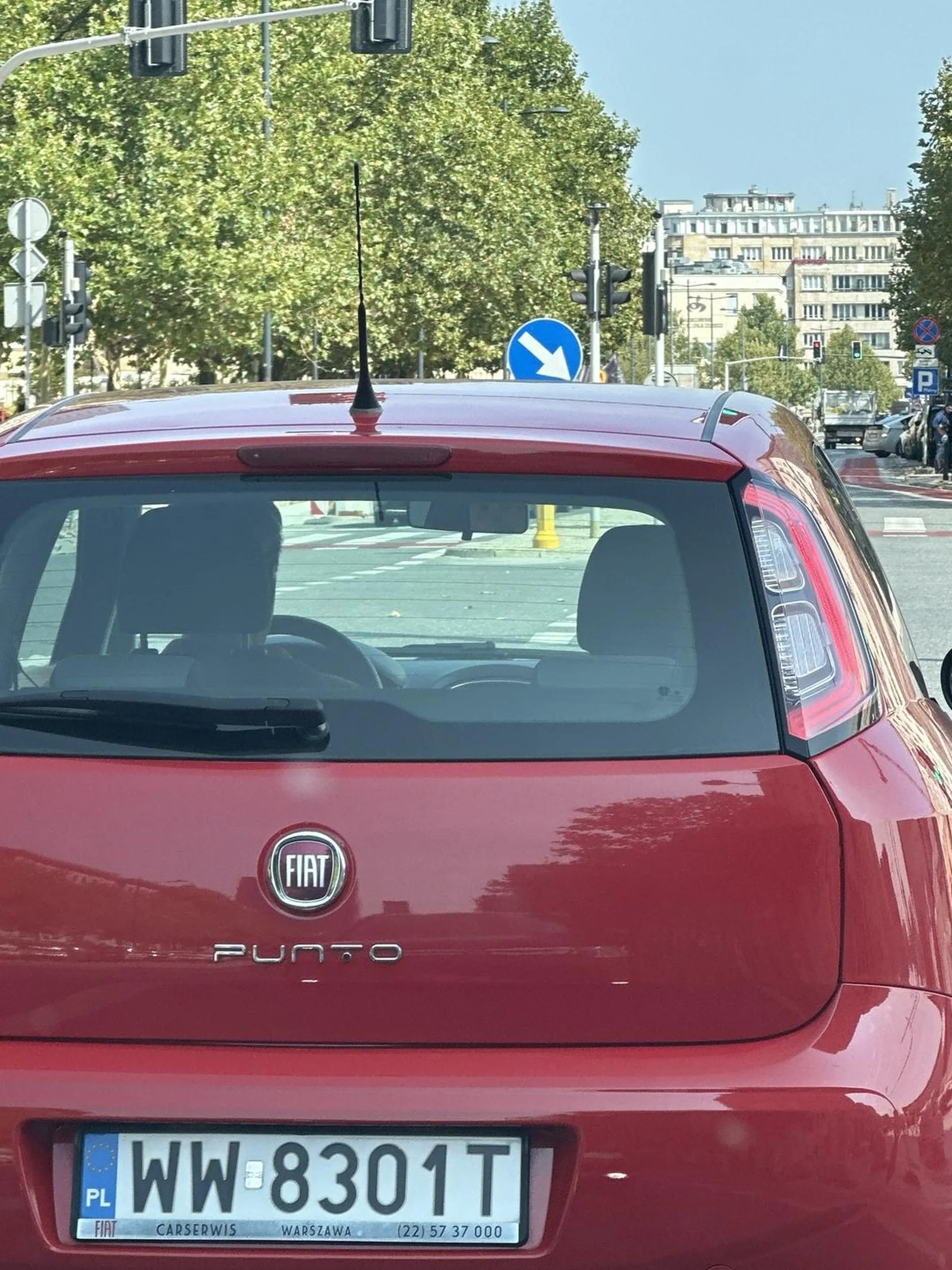 Kretyn straszny. Jeden pas do skrętu w prawo przez tory tramwajowe i pasy, a ten wpieprza się obok, wymusza pierwszeństwo i prawie kasuje mi auto.  Nie wspominając, że toruje jedyną drogę ucieczki przed tramwajem. Prawo z cheetosow wyjął