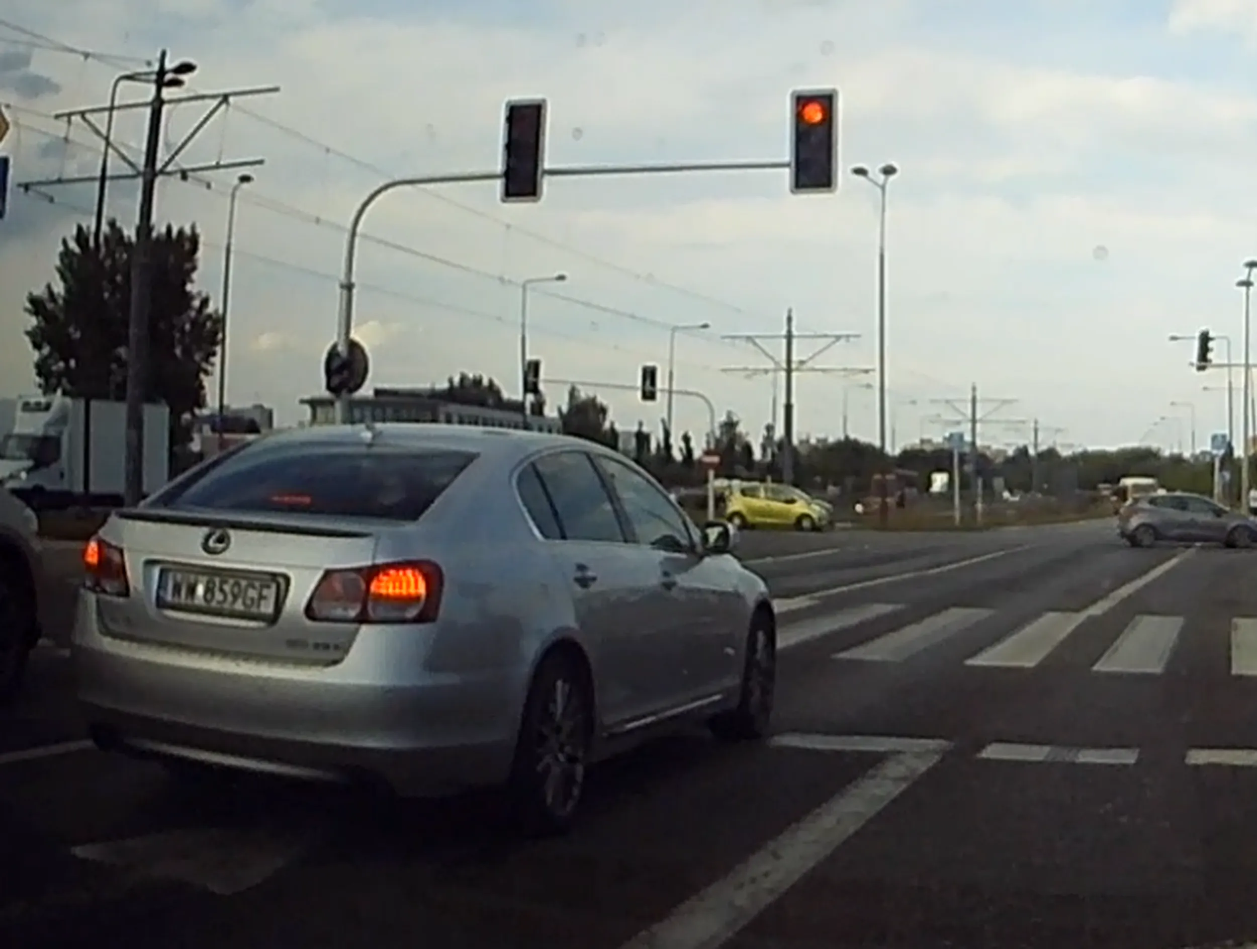 Pan z lexusa za nic ma przepisy. Czekanie w korku przy pętli Stare Bemowo w Warszawie zwyczajnie go znudziło. Finalnie takie roszady nie dały żadnego efektu. Spotkaliśmy się na którychś z kolei światłach