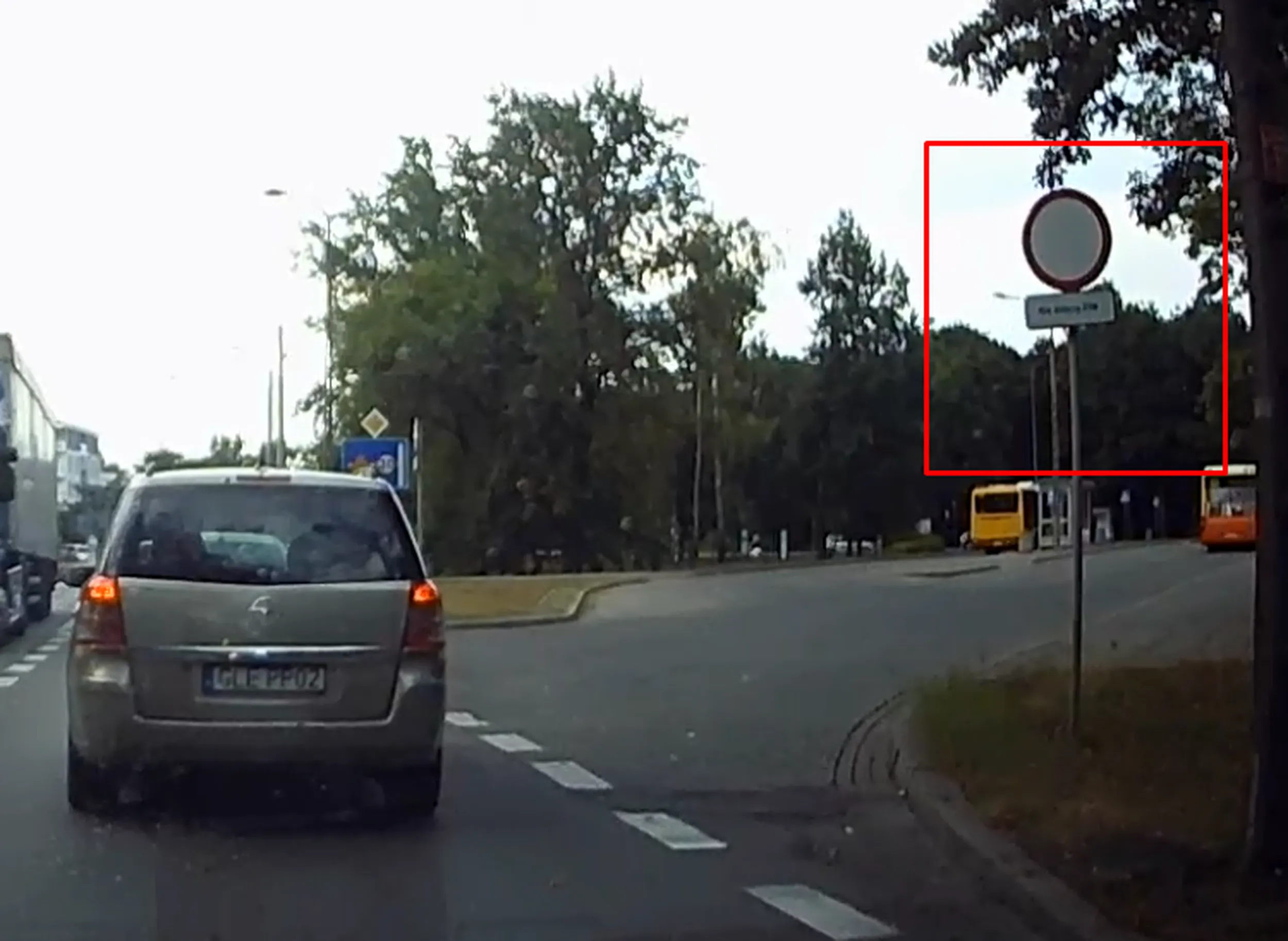 Pan z lexusa za nic ma przepisy. Czekanie w korku przy pętli Stare Bemowo w Warszawie zwyczajnie go znudziło. Finalnie takie roszady nie dały żadnego efektu. Spotkaliśmy się na którychś z kolei światłach