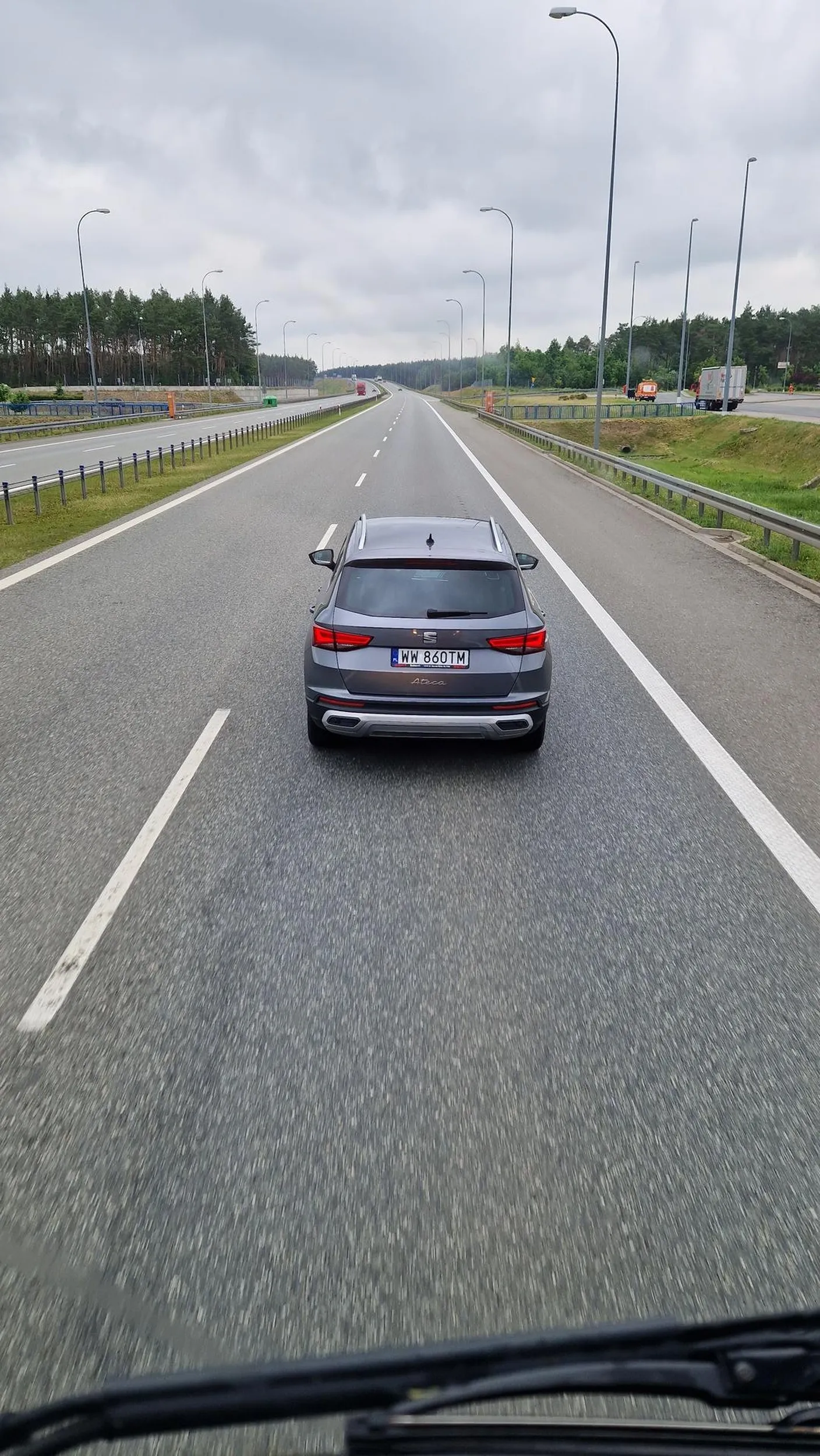 Bydło z Warszawy zajeżdża drogę i wychamowuje ciężarówki do zera na Autostradzie A1 po czym ucieka jak na piz*e przystało.