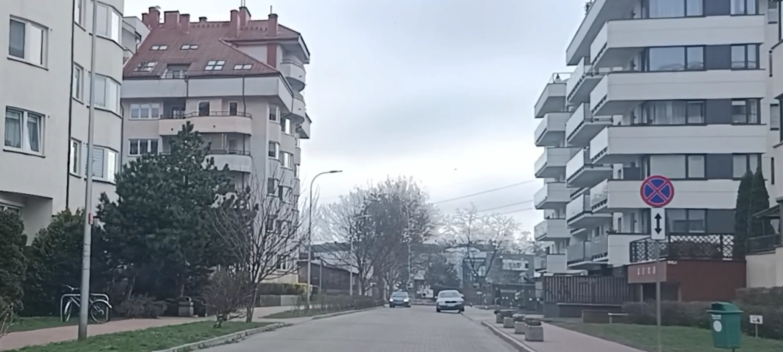 To jest patologia parkingowa bo stoi na zakazie zatrzymywania się i postoju