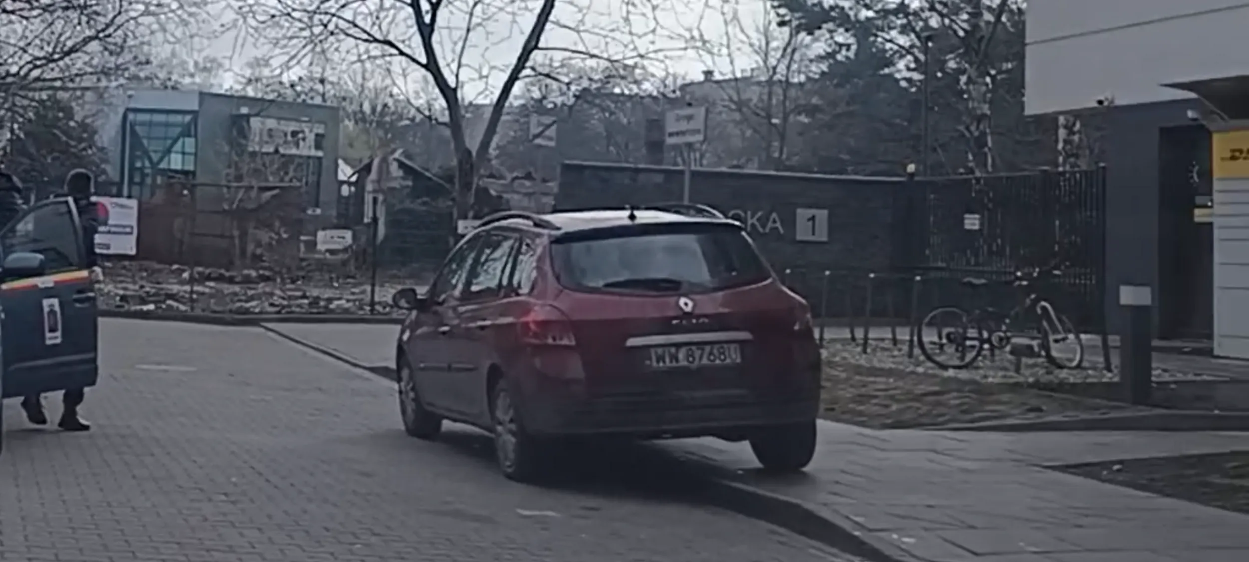 To jest patologia parkingowa bo stoi na zakazie zatrzymywania się i postoju