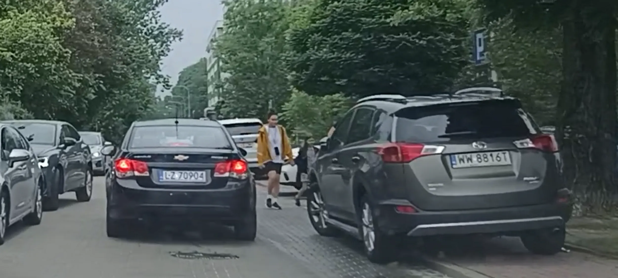 Durak stoi złomem na chodniku i do tego w miejscu zakazu zatrzymywania się i postoju