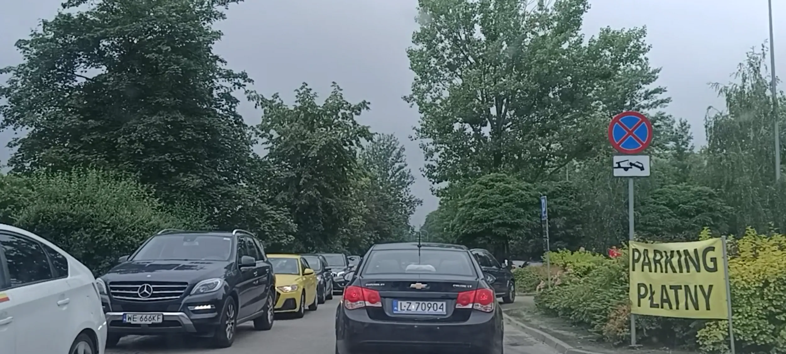 Durak stoi złomem na chodniku i do tego w miejscu zakazu zatrzymywania się i postoju