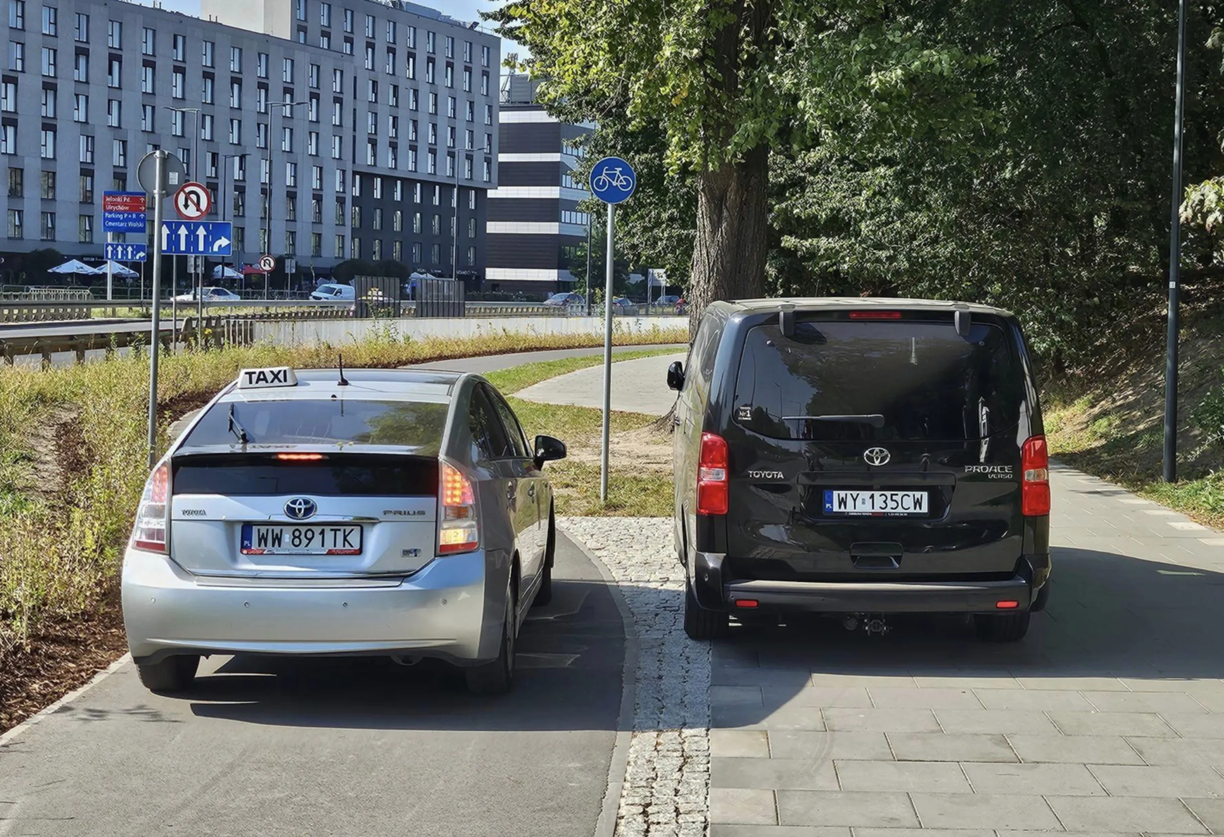 Brawo, wydaje mi się że ten pojazd ma więcej niż 2 koła i na innej drodze niż ta dla rowerów powinien być