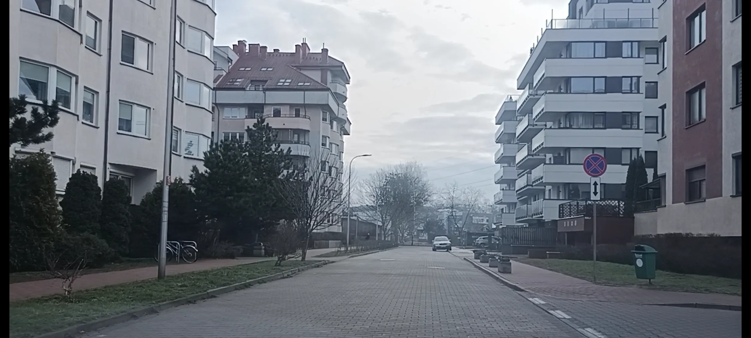 Auto parkuje w miejscu zakazu zatrzymywania się i postoju