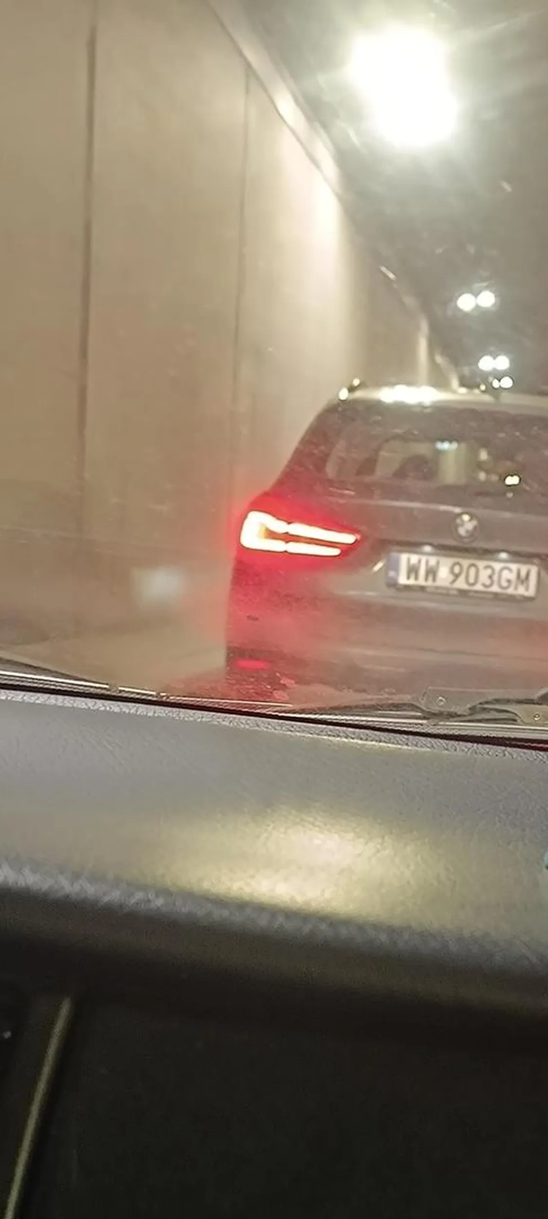 Jeśli mowa o agresji, to tu mamy przykład wyrywnego kierowcy jak i pasażerki. Próbuje zmienić pas w korku, okej. Wyłącza kierunek, to jedziemy, a wtem kierowca widzący okazję bez kierunku próbuje się ponownie wcisnąć. Kierunkowskazy dla biedy, nie? Duże beemwu ma swoje uprawnienia, nie dla psa kiełbasa. Jako, że wcisnąć się nie udało, kierowca wolał zacząć wysiadać z samochodu, żeby zmienić kierunek szczęki nieustępującemu kierowcy, bo zniewaga. Udało się nam uniknąć ciągu dalszego na chwilę, tylko po to, żeby parę metrów dalej znów spotkać się bliziutko z agresorkiem w beemie. Tym razem wychyliła się agresorka-pasażerka, żeby rzucić nam w maskę butelką aluminiową. Nam odpryskuje odrobina lakieru, a jej agresor przecież kupi nową buteleczkę. Do tego, rzecz jasna, padło pare ciepłych słów o obiciu mordy. Czy polecam spotkać na drodze? Owszem, wyłącznie tym, co mają ochotę podnieść sobie ciśnienie lub odwalić fight club na środku drogi.