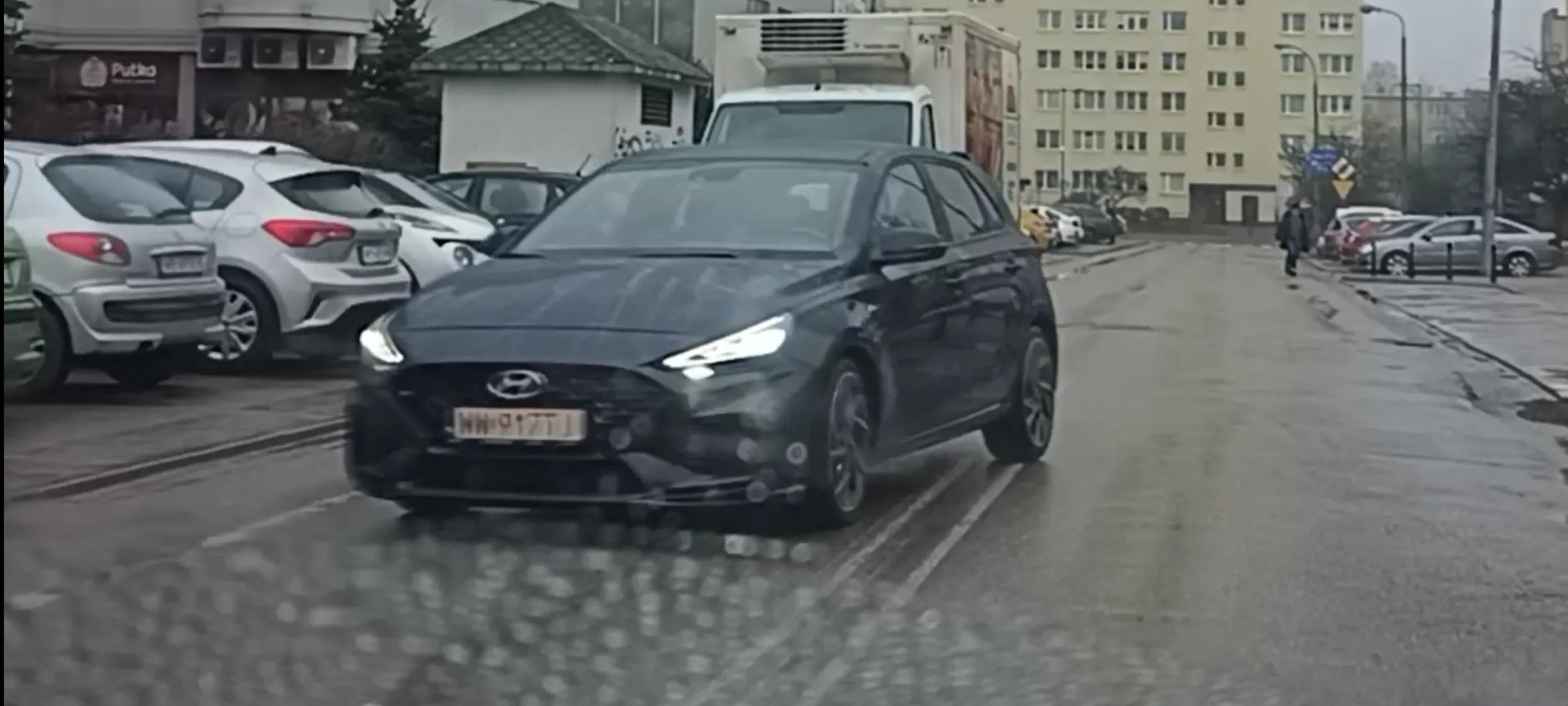 Ameba drogowa wymusza pierwszeństwo przejazdu i prawie we mnie uderzyła.