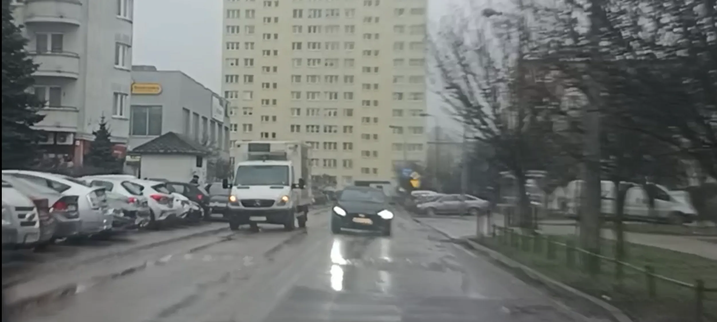 Ameba drogowa wymusza pierwszeństwo przejazdu i prawie we mnie uderzyła.