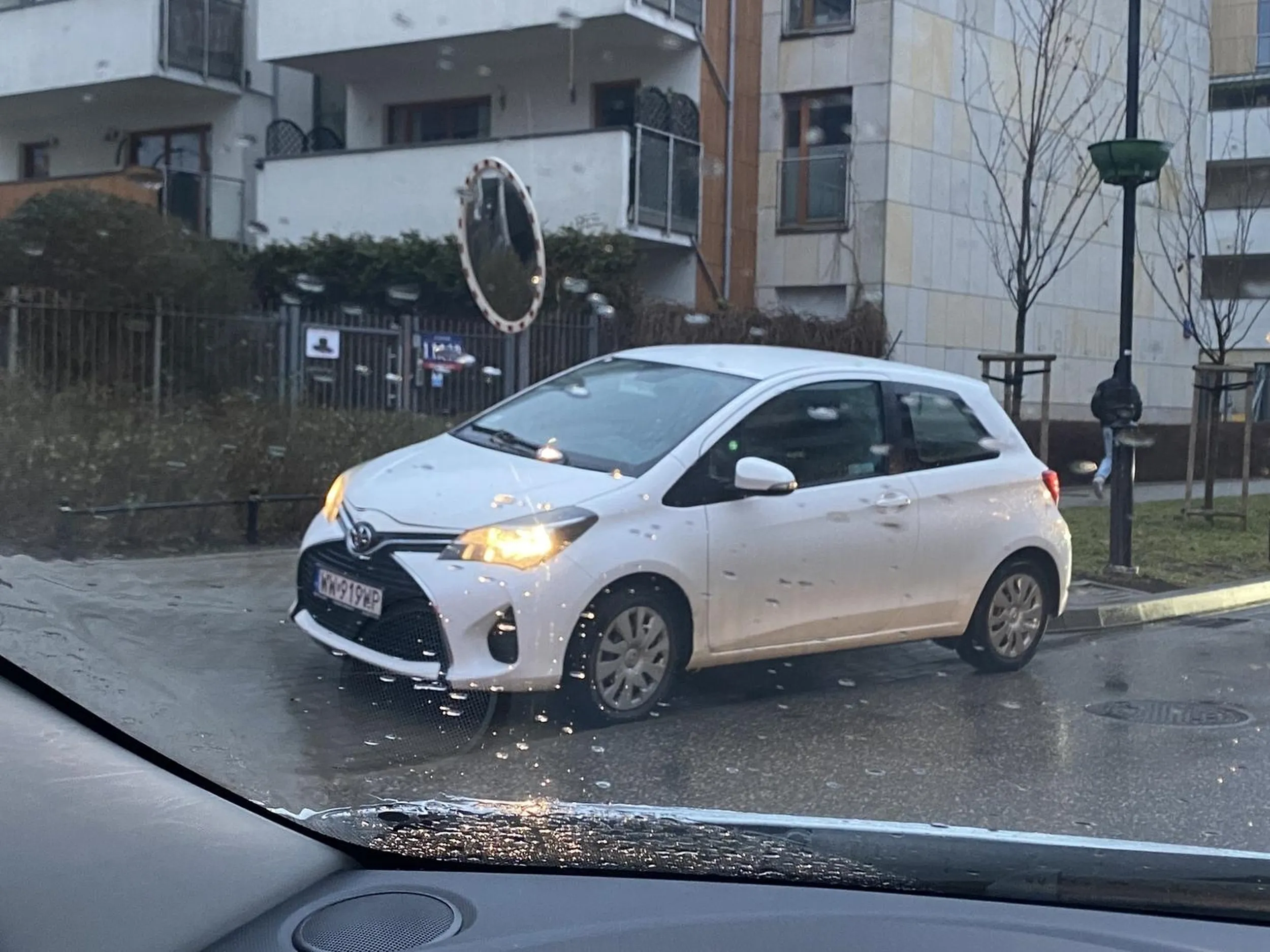 Pan z toyoty zastawił wjazd do garażu przez co zblokował tak naprawdę cały ruch na ulicy. Oczywiście nie widział w tym problemu i nie miał zamiaru przestawić samochodu