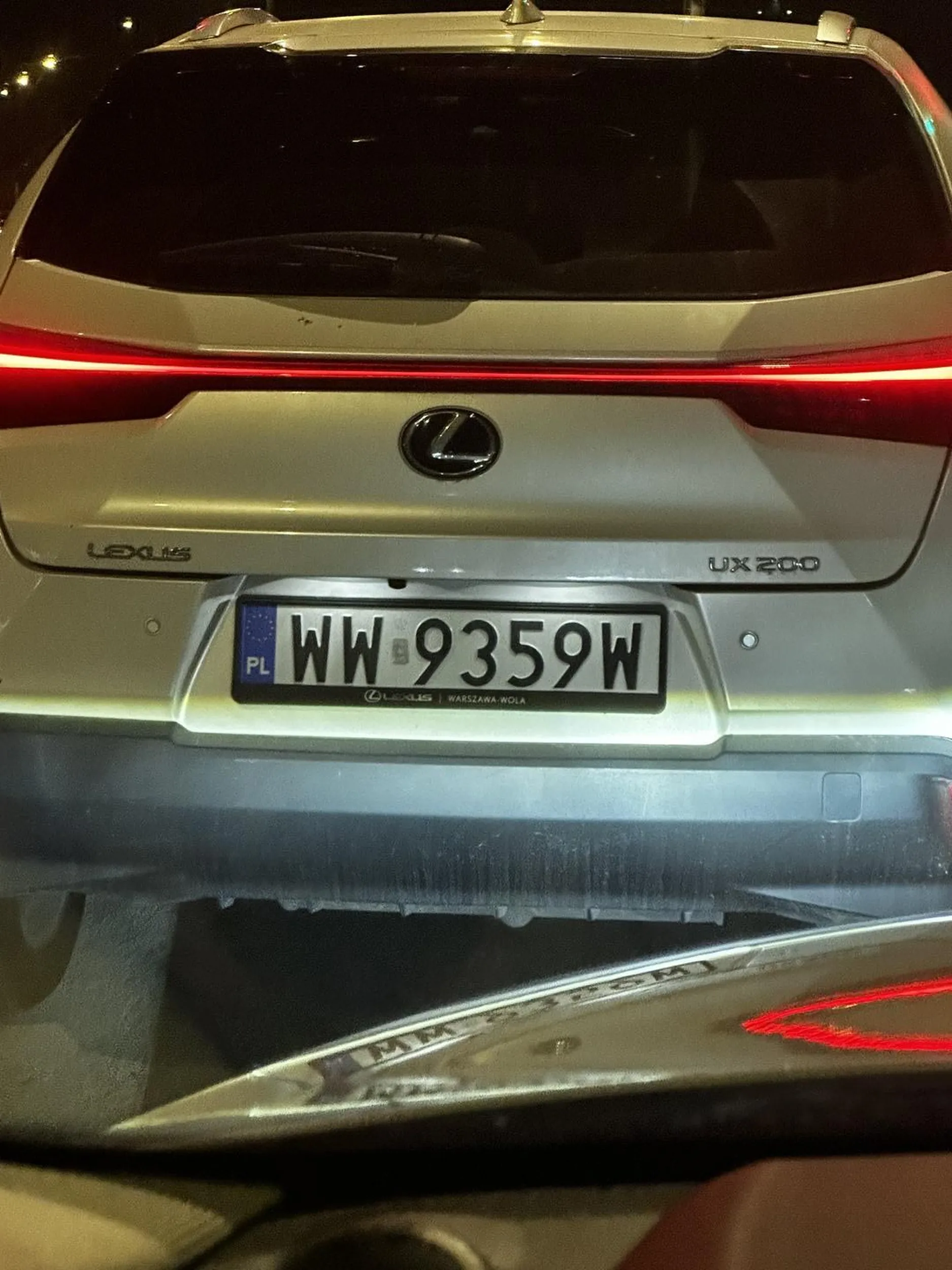 Jechałam za tym autem 2/3 km. Ciągle bezpodstawne hamowanie. Jak tak będziesz jeździć babo to ci ktoś w końcu wjedzie w dupe