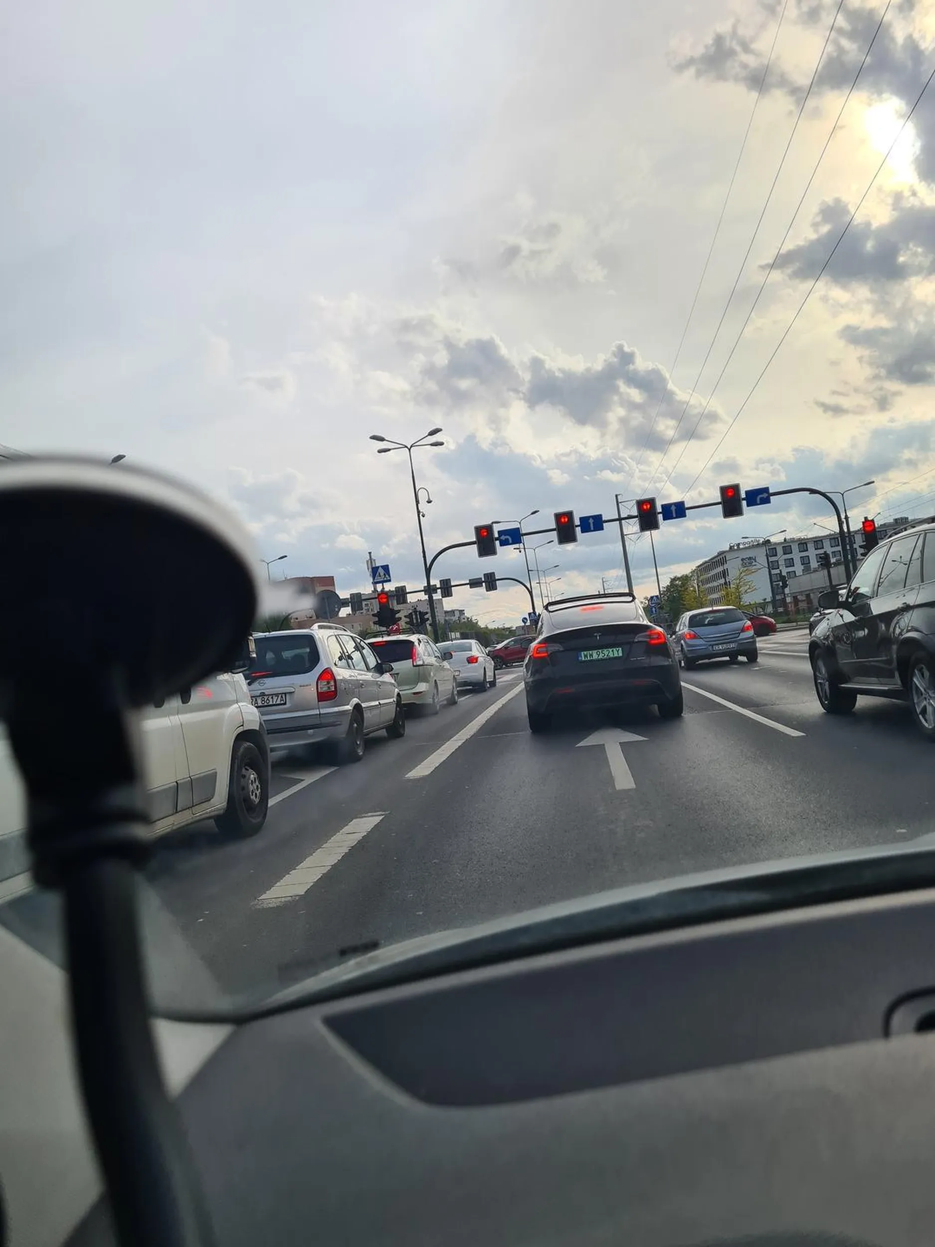 Kierowca zawraca na zakazie i stwarza zagrożenie na drodze