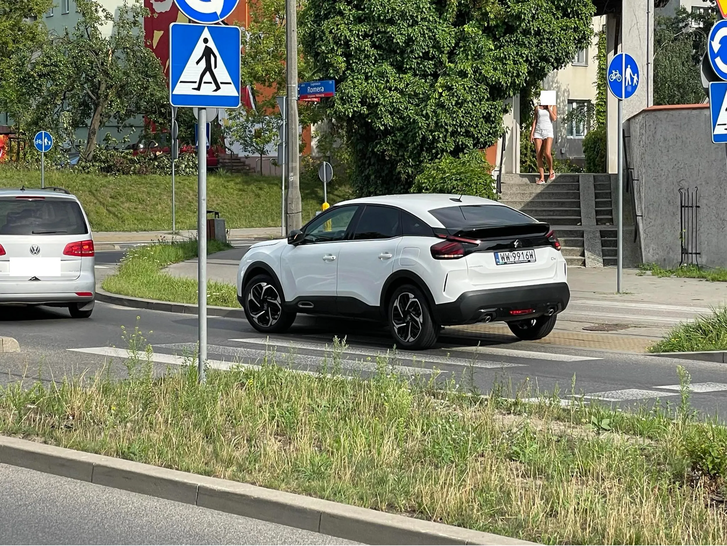 Zablokował wjazd na rondo, zaparkował na pasach centralnie przed samym wjazdem na rondo.