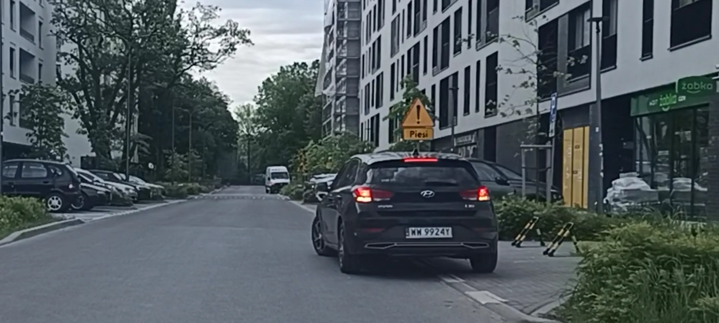 Banszczur złamany stoi na zakazie zatrzymywania się i postoju B-36