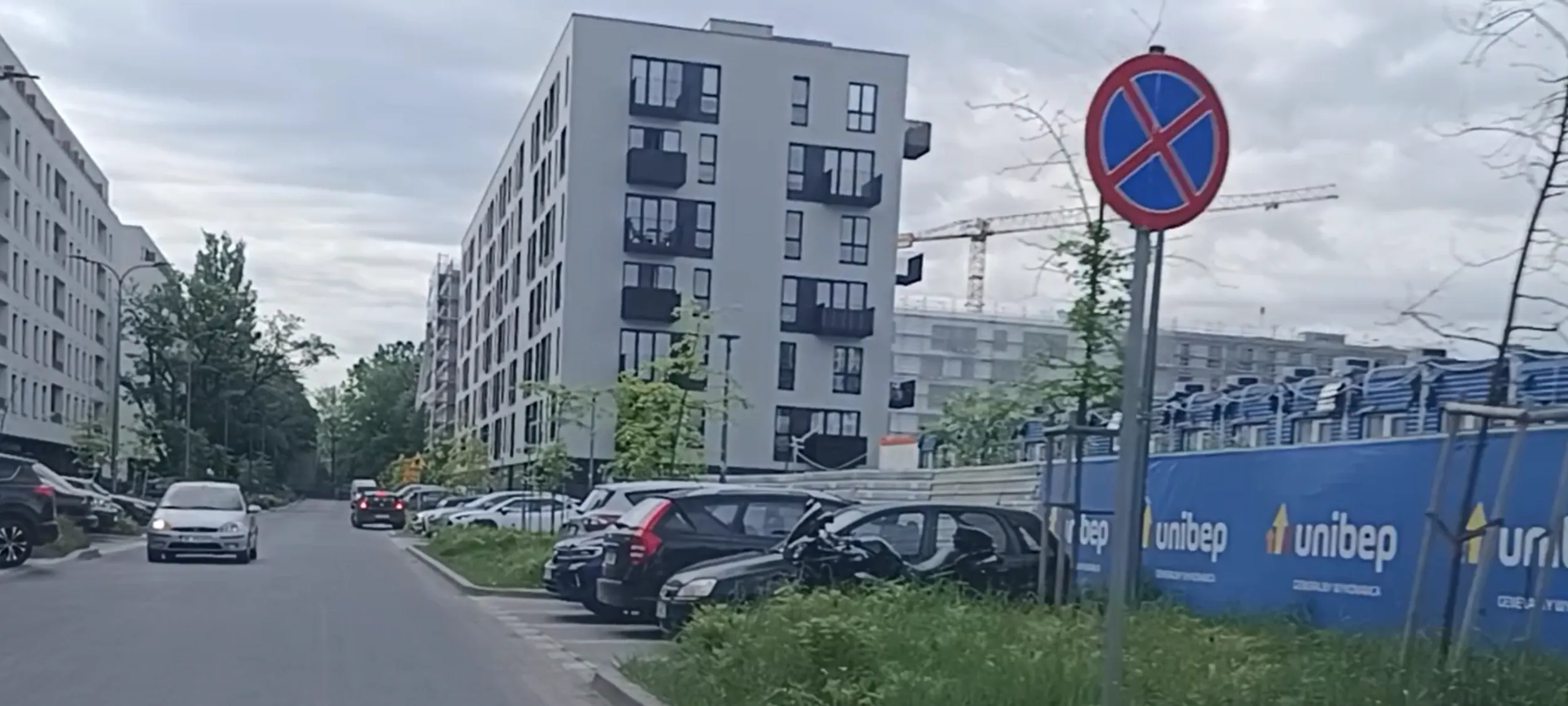 Banszczur złamany stoi na zakazie zatrzymywania się i postoju B-36