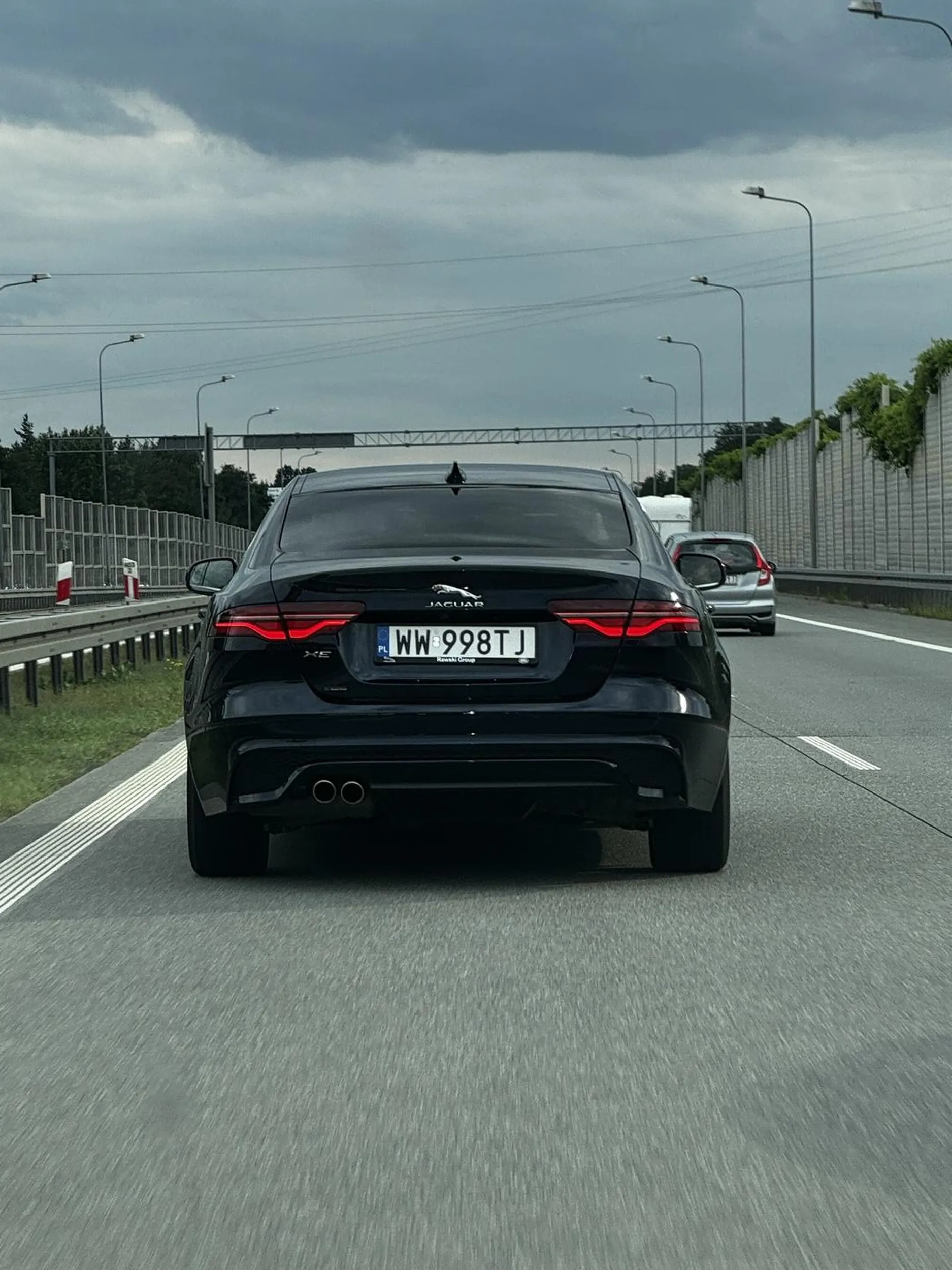 Dwa bez mózgi w aucie tatusia myślace że są Panami S8. Świecenie długimi światłami , spychając  z lewego pasa po czym gwałtownie hamuje wymuszając stłuczkę.