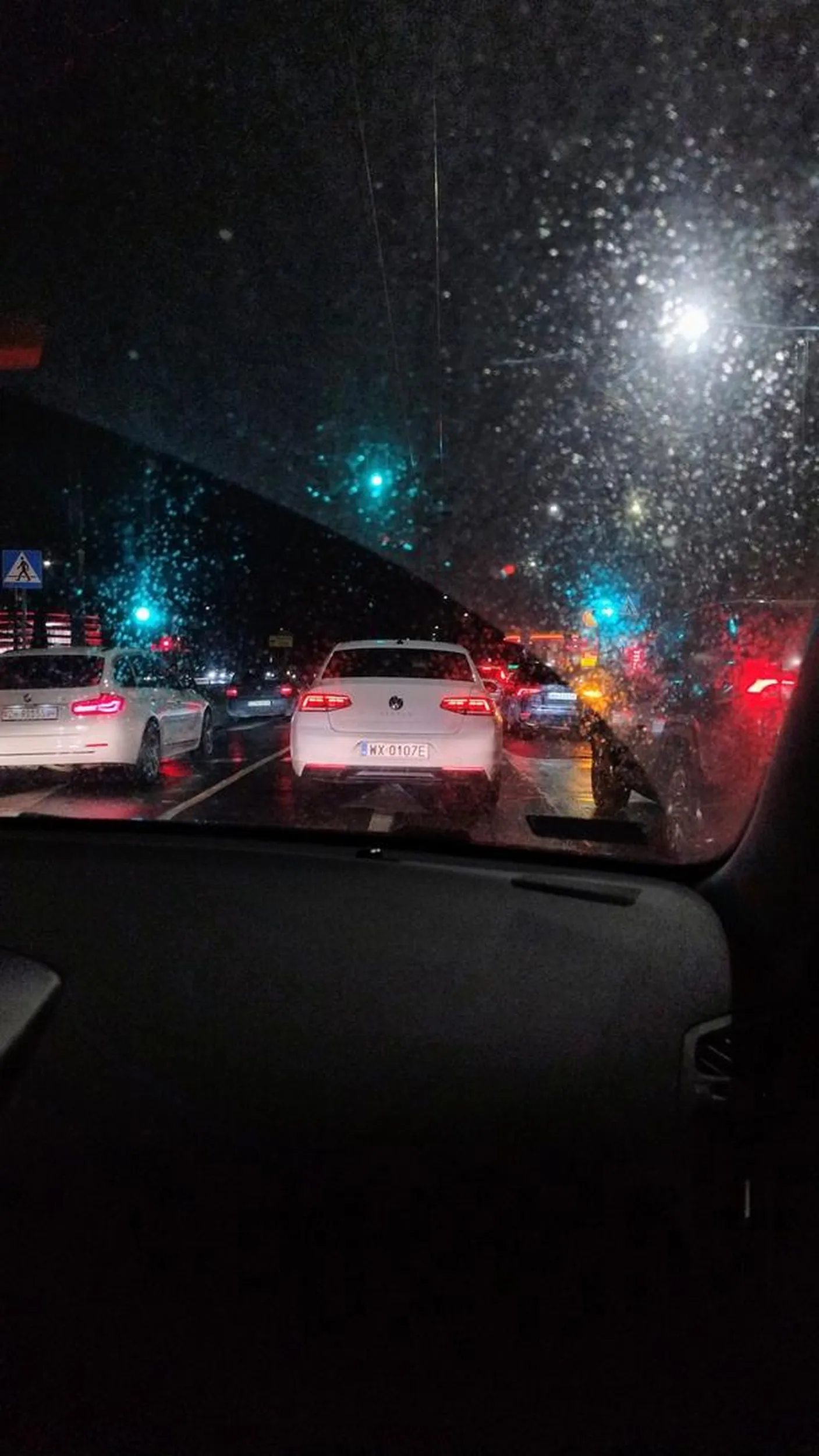 Cham zajezdzajacy drogę przy zmianie pasa