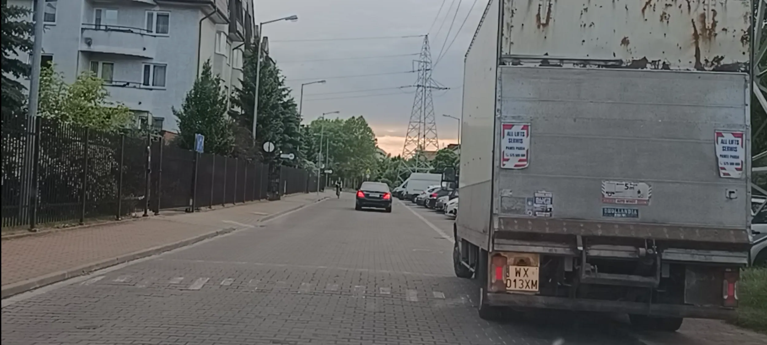 Ujek parkuje złoma na ulicy gdzie jest zakaz zatrzymywania się i postoju