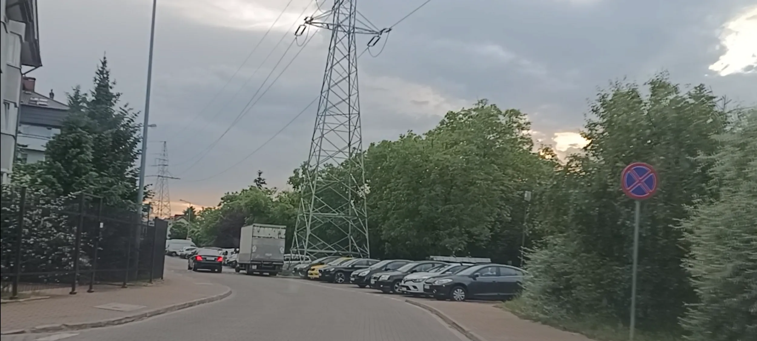 Ujek parkuje złoma na ulicy gdzie jest zakaz zatrzymywania się i postoju