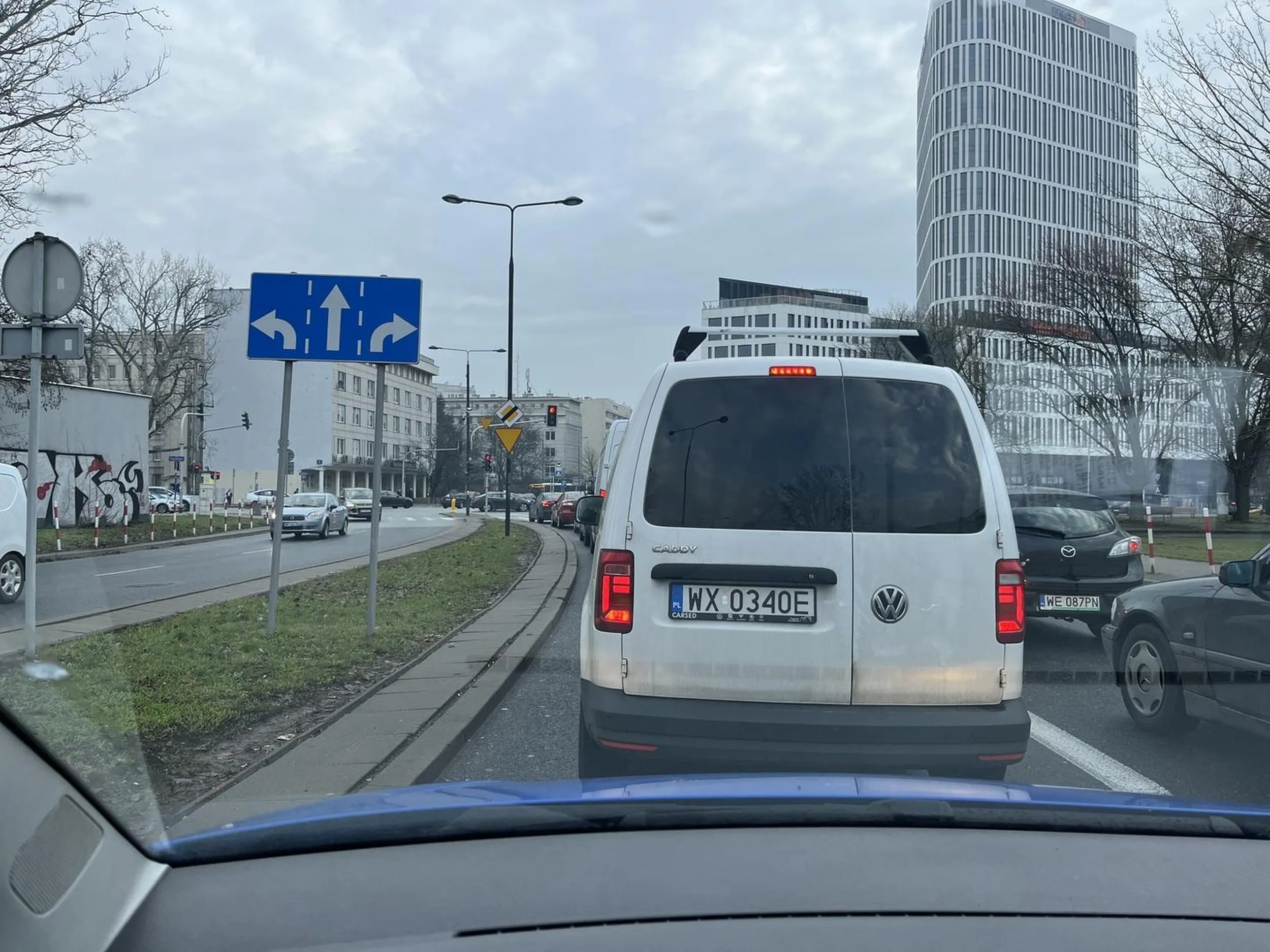 Jegomość wypierdziela niedopałki przez okno. Słabo się robi jak widzi się taką świnię.