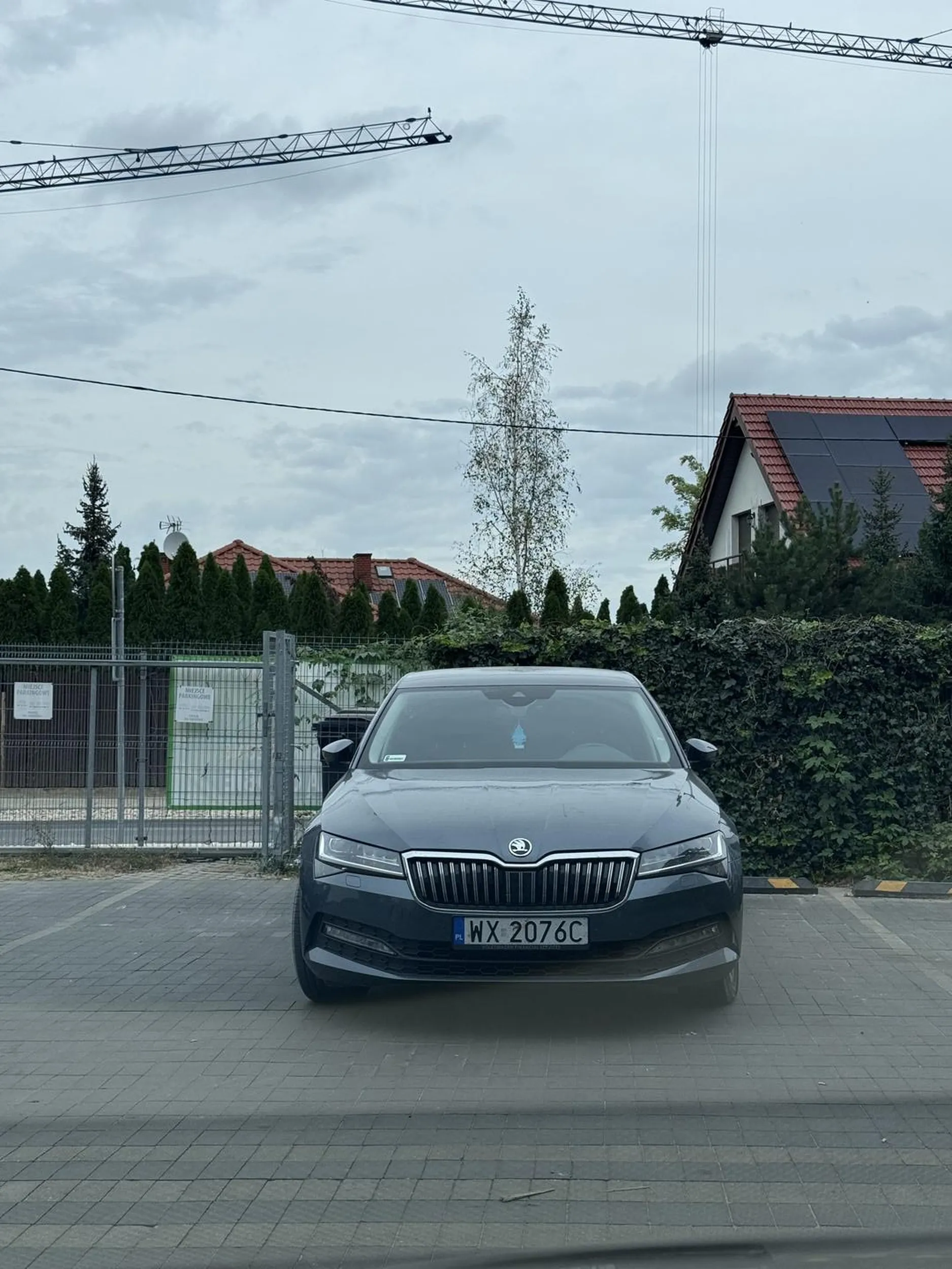 Jak widać dla tej pani linie ułożone z kostki nie obowiązują.