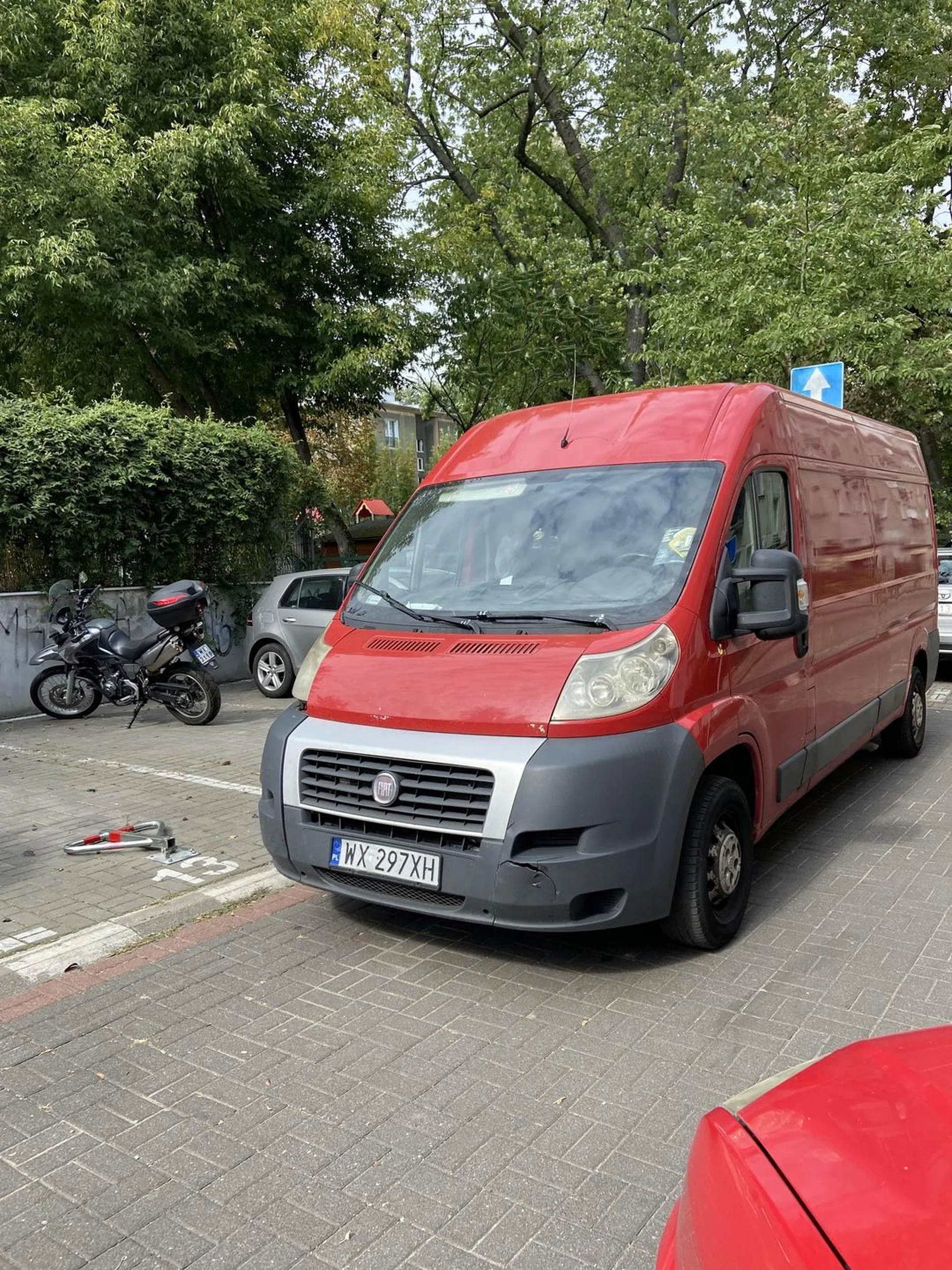 Stanął i blokuje miejsca postojowe mieszkańców