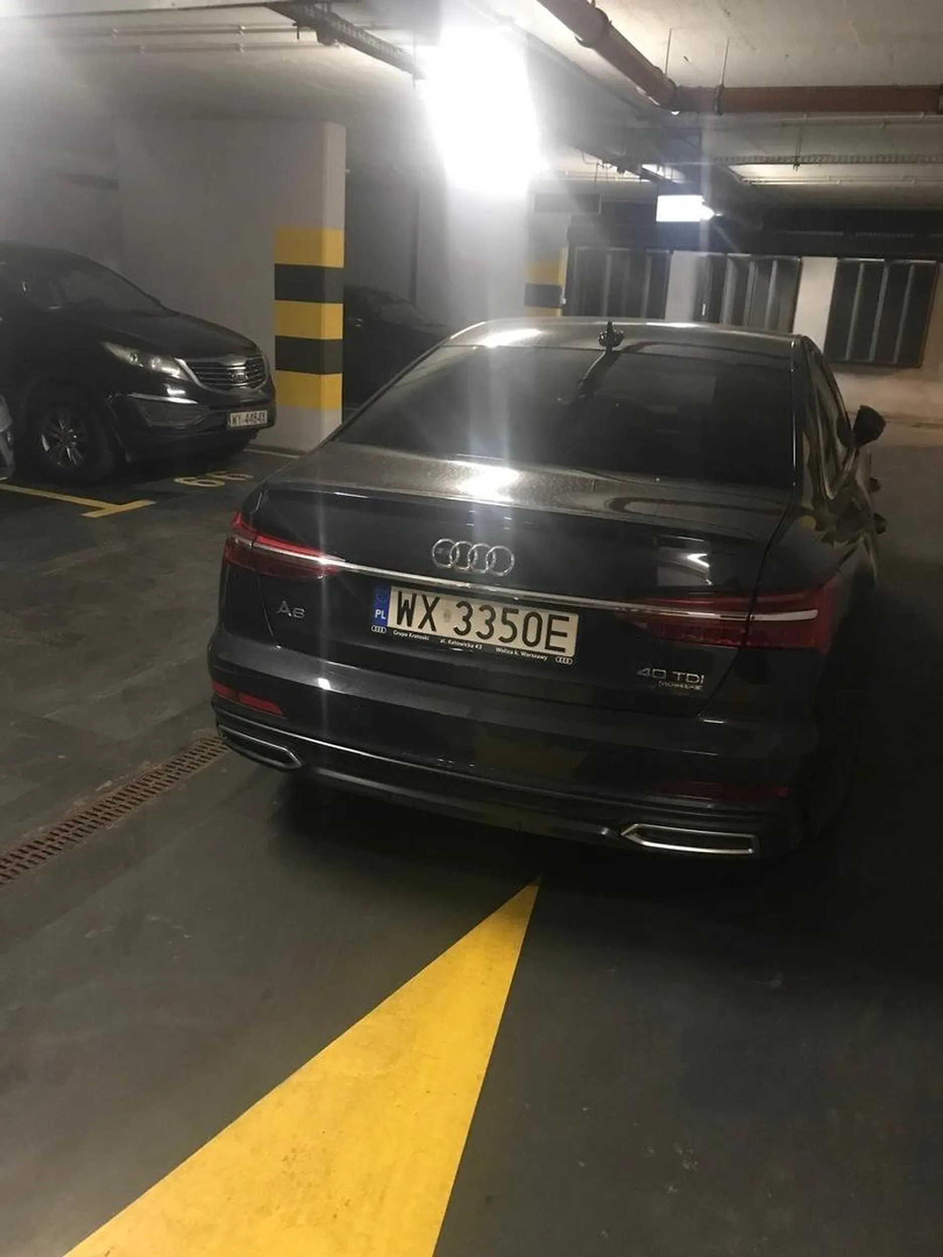Super zaparkował na parkingu podziemnym. Stał tak przez 7h? z żadnej strony samochody nie mogły wyjechać