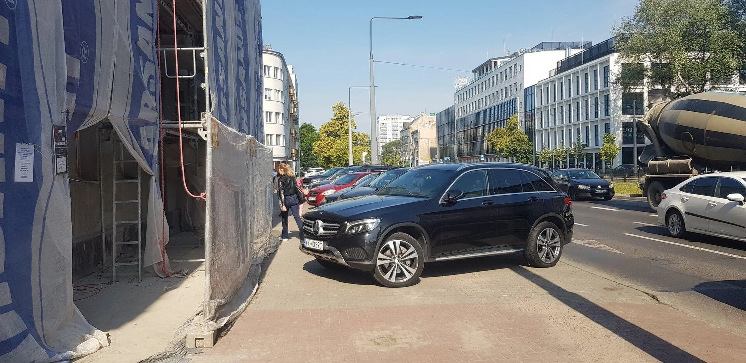 Parkuje tak, że nie ma przejścia na chodniku