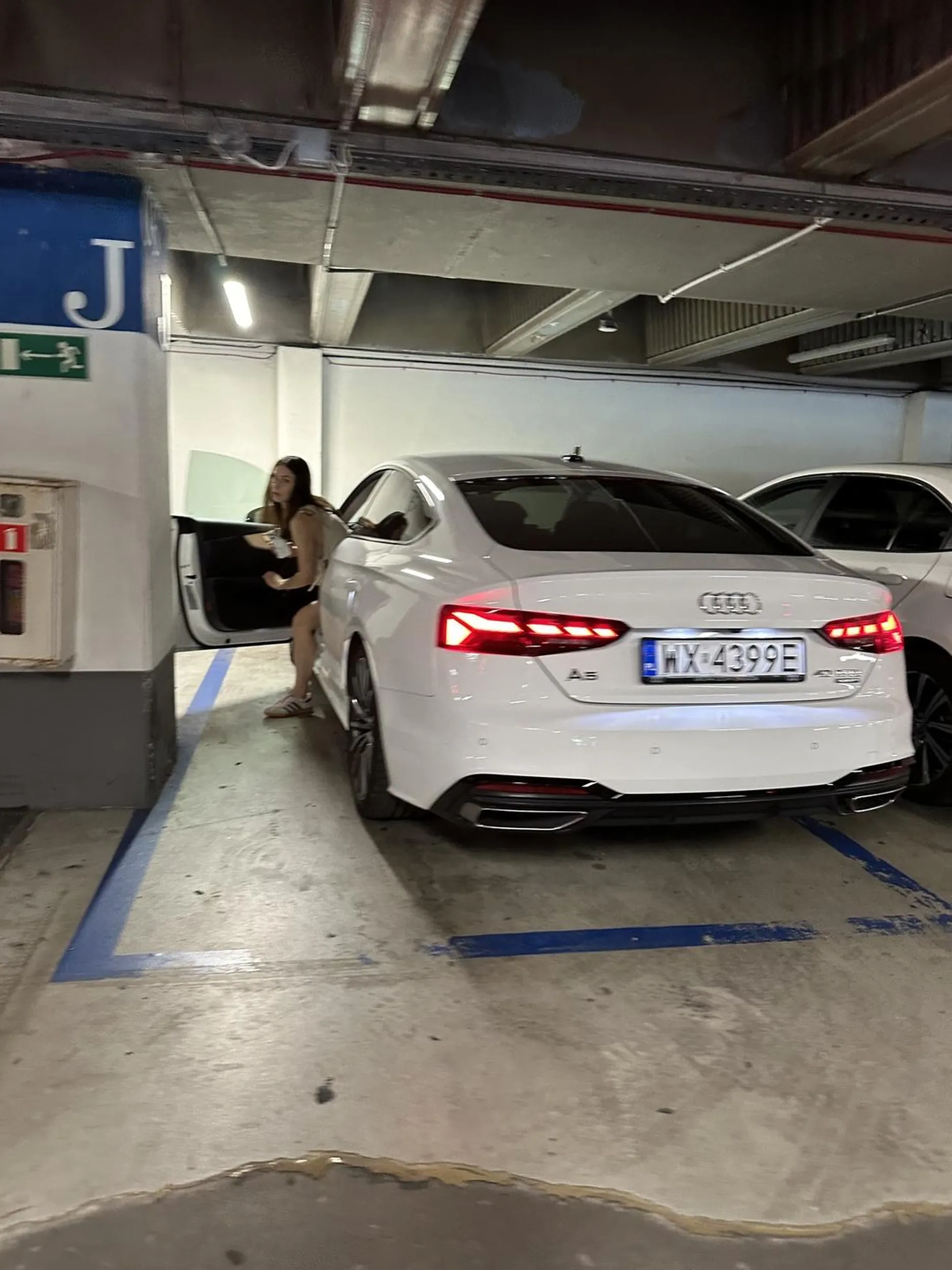 na parkingu Galerii Mokotow dziewczyna jadąca tym samochodem uderzyła w zderzak samochodu marki Honda o tablicy rejestracyjnej WA6225H i zniknęła w innej części parkingu.