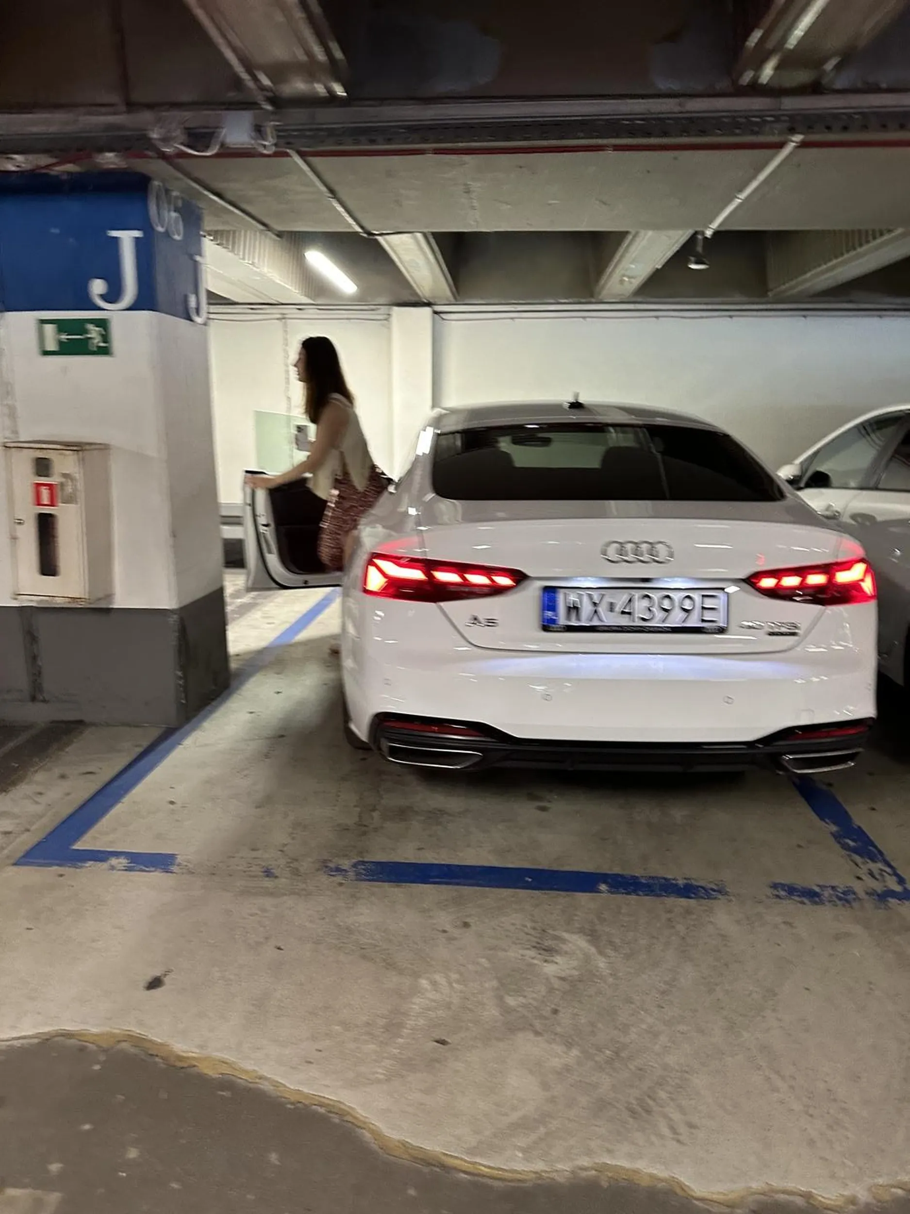 na parkingu Galerii Mokotow dziewczyna jadąca tym samochodem uderzyła w zderzak samochodu marki Honda o tablicy rejestracyjnej WA6225H i zniknęła w innej części parkingu.