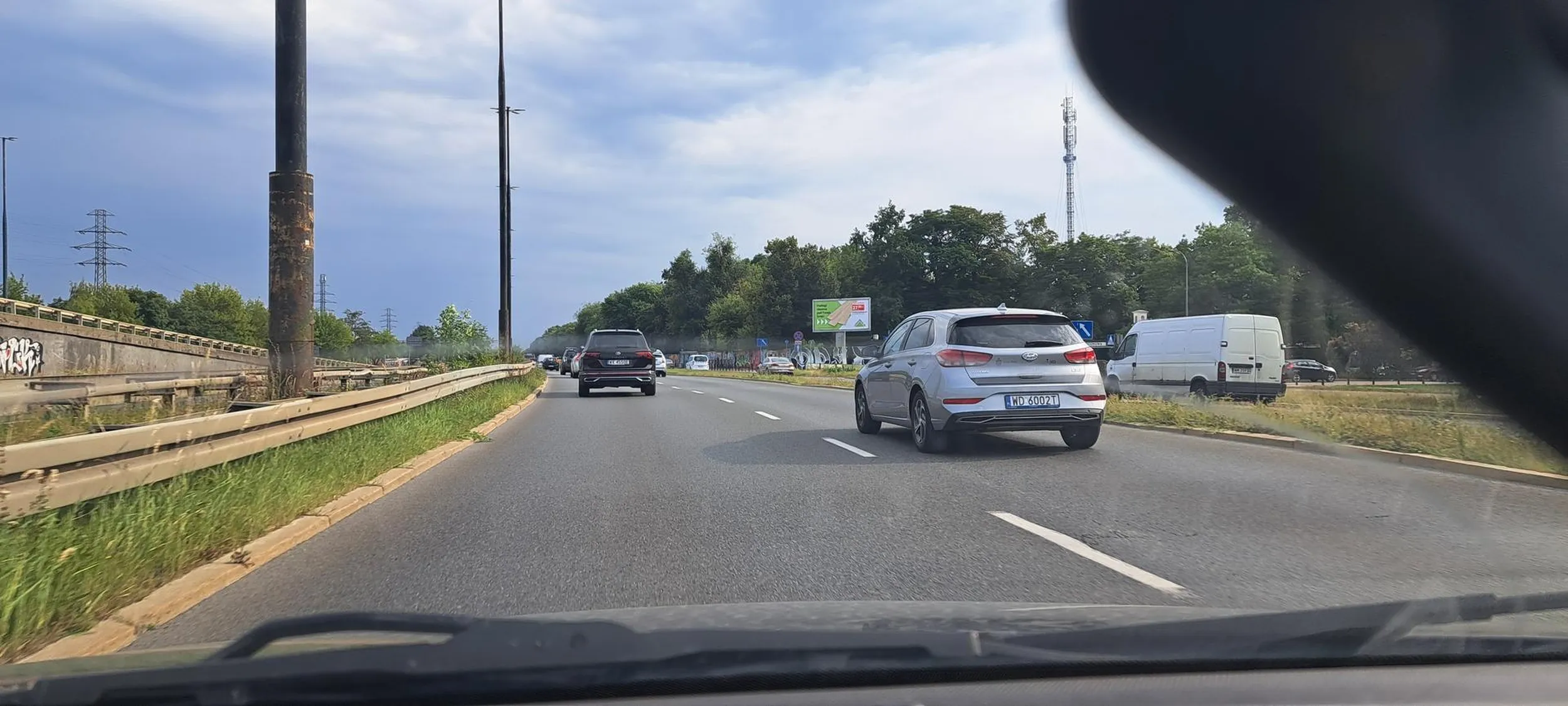 Pan z tego pojazdów mówi do mnie "naucz sie jeździć" bo jak wrzucił kierunkowskaz i sie wpierdziela na lewy pas to czuje sie jak święta krowa. Swoim zachowaniem wymisiłpierwszeństwo i jeszcze ma do mnie pretensje że go nie wpuściłem. Nie pozdrawiam