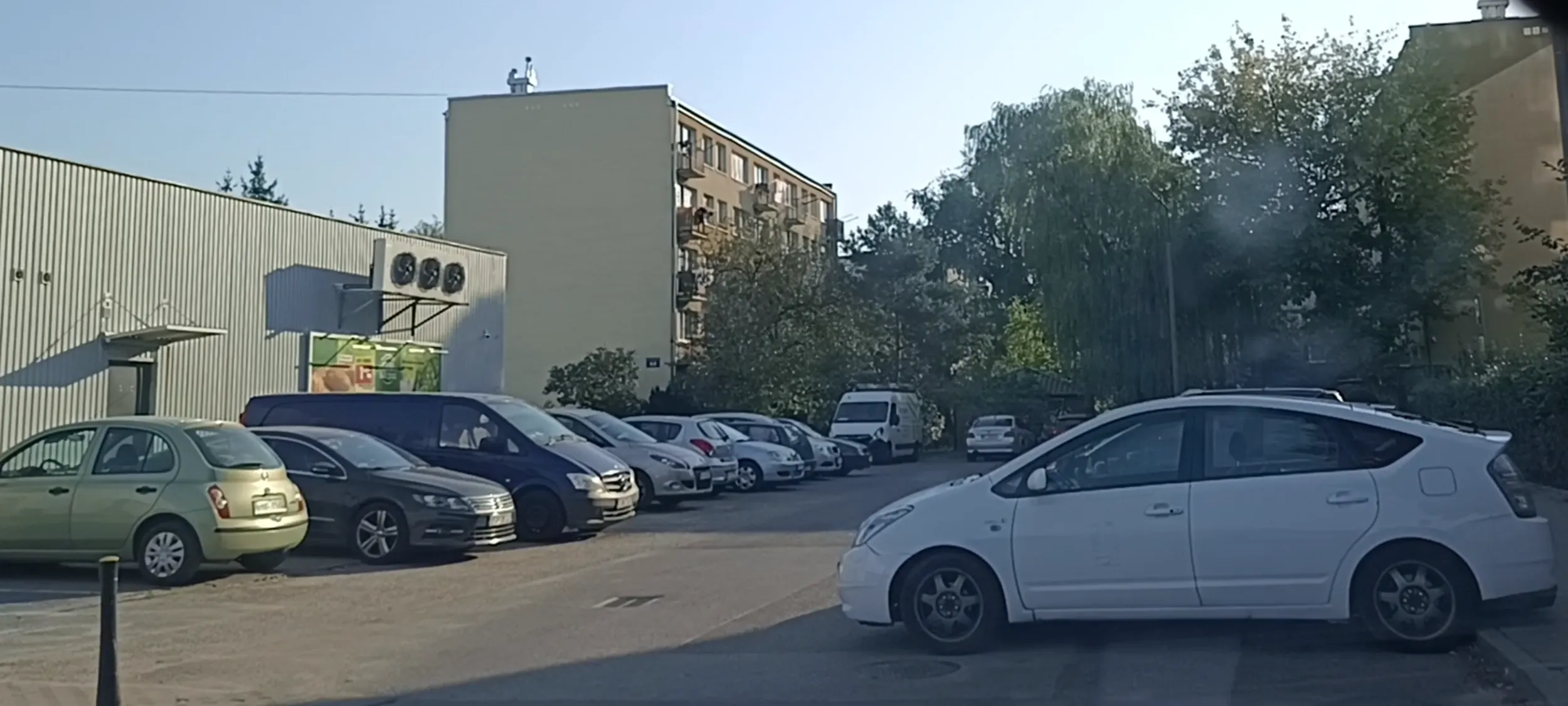 Parkuje przy samym przejściu dla pieszych i utrudnia przejazd